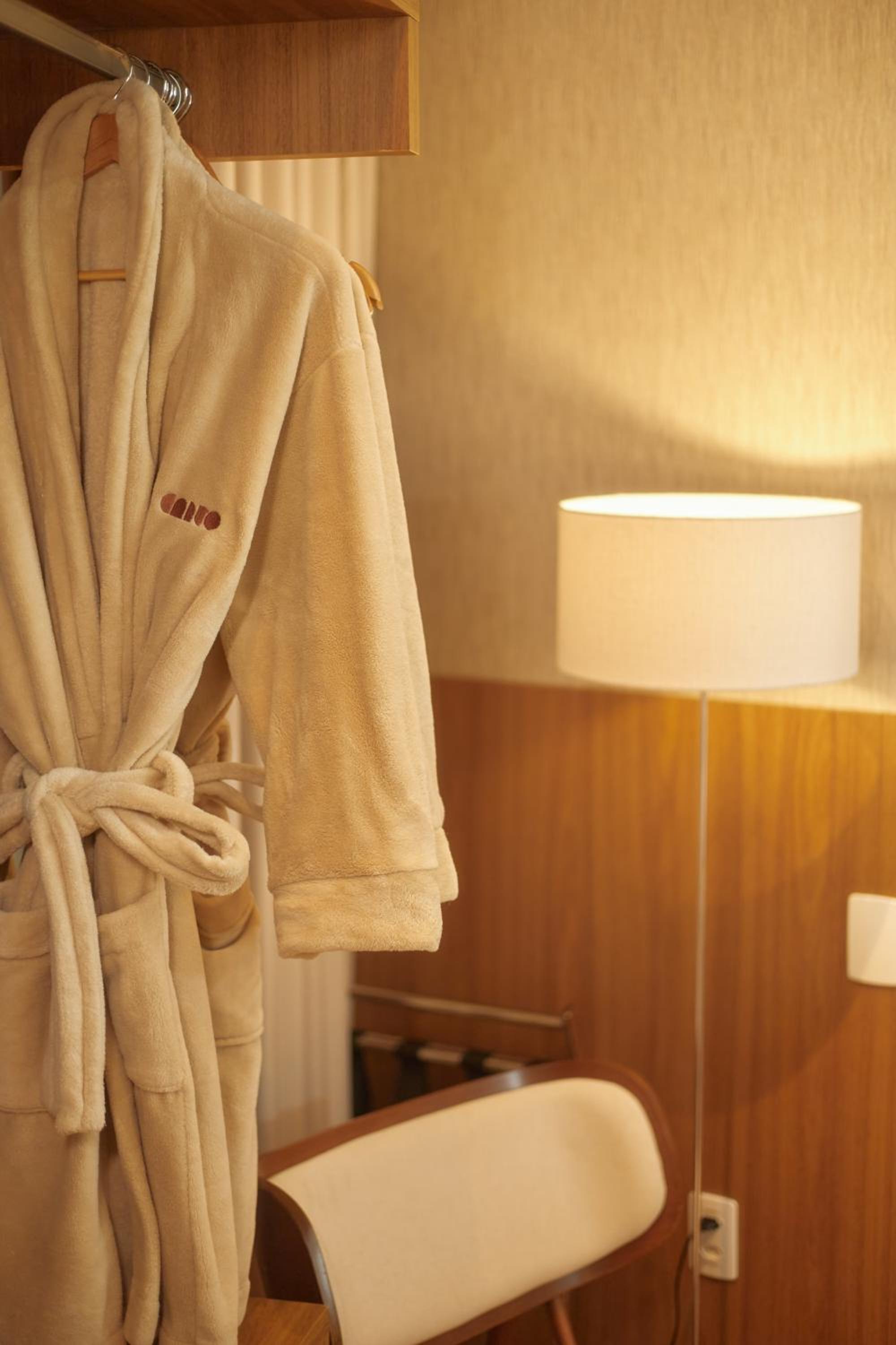 Canto Hotel — Deluxe Queen Room