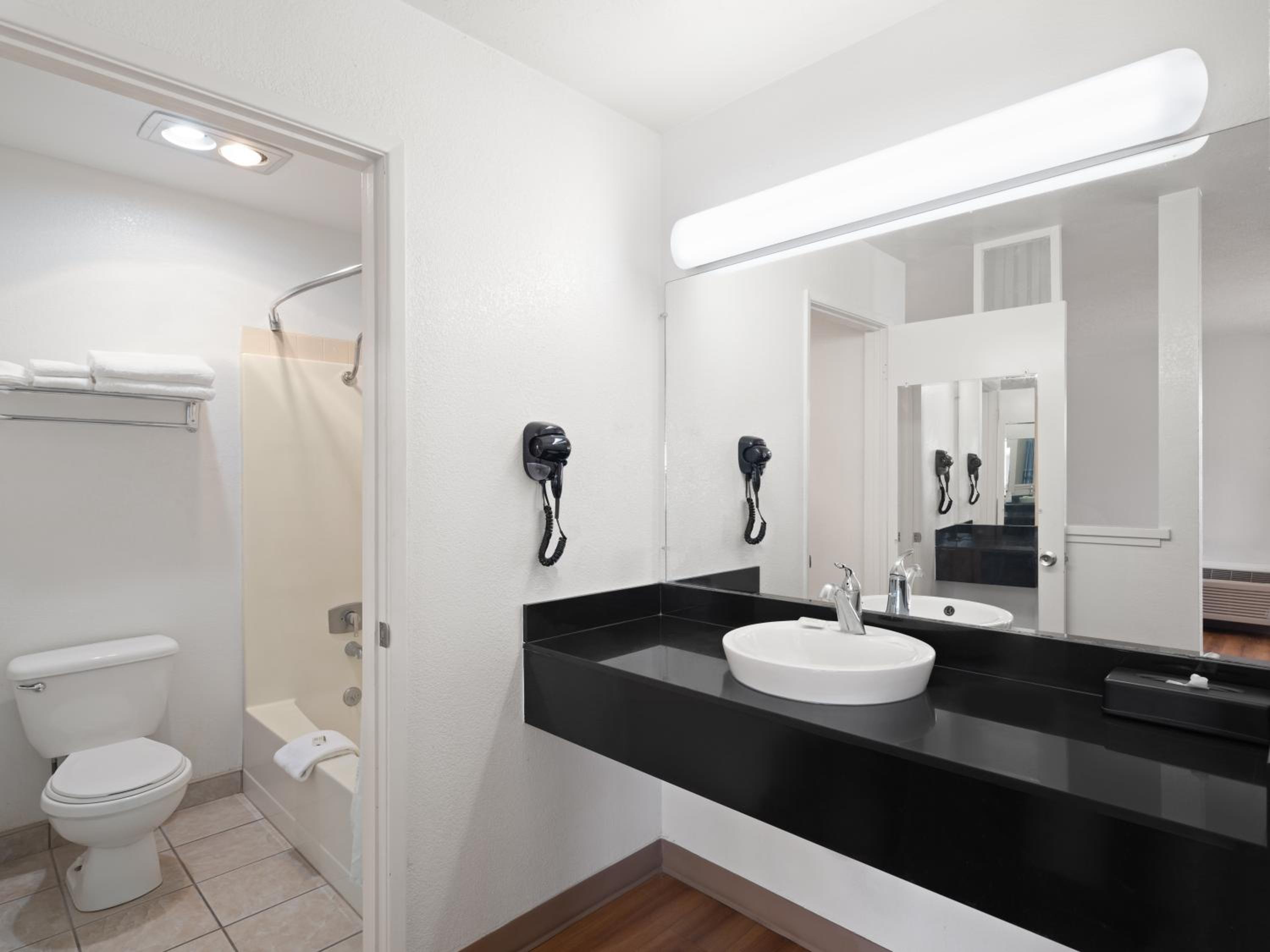 Deluxe King Room - Non-Smoking - Photo 5