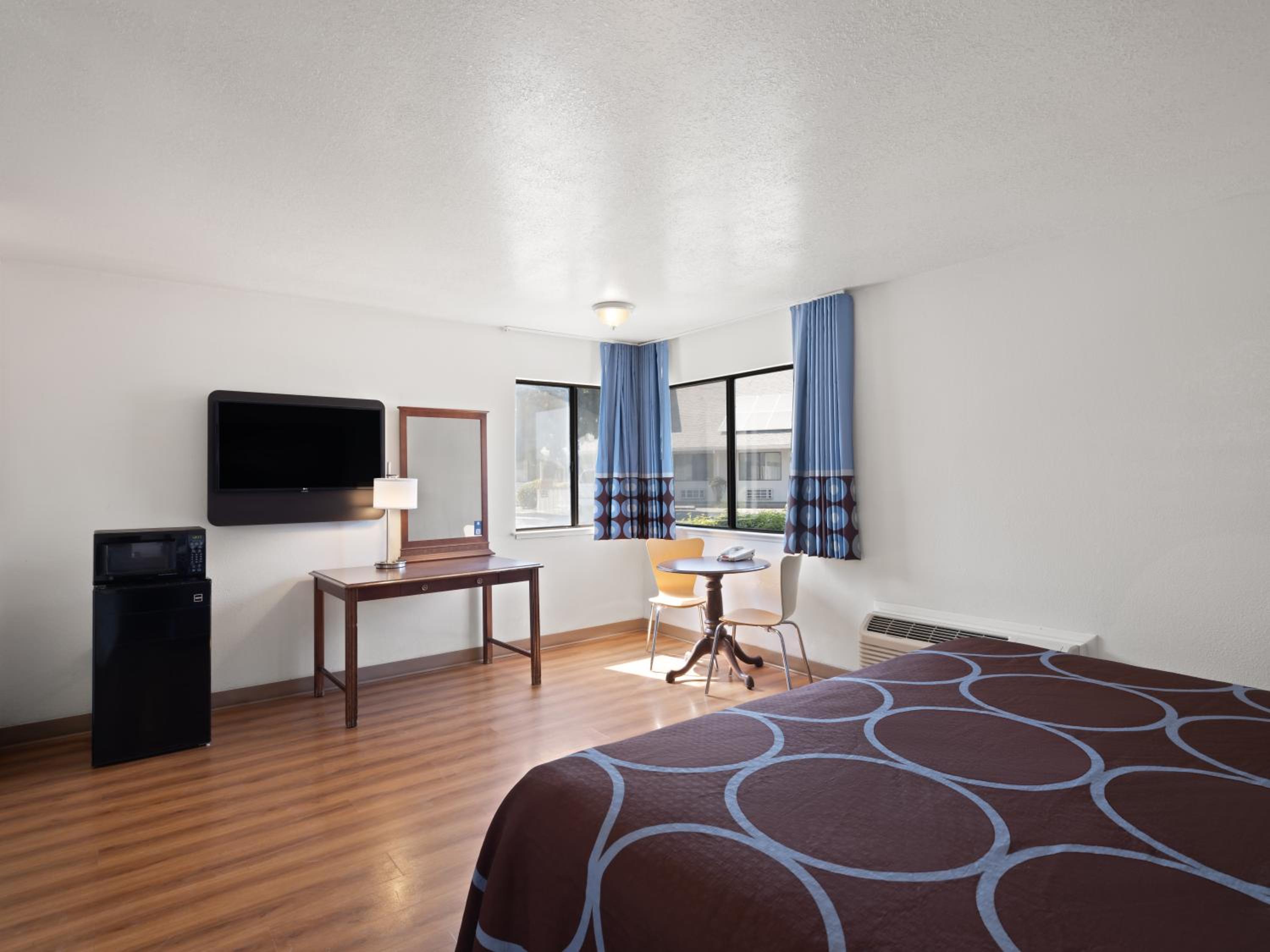 Deluxe King Room - Non-Smoking - Photo 1