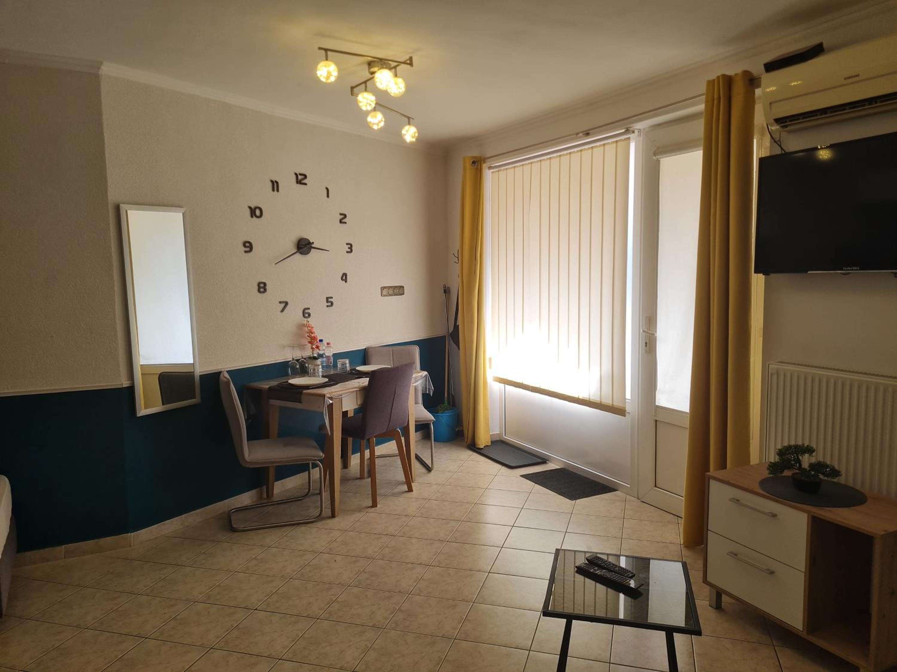 Studio Apartment - Photo 1