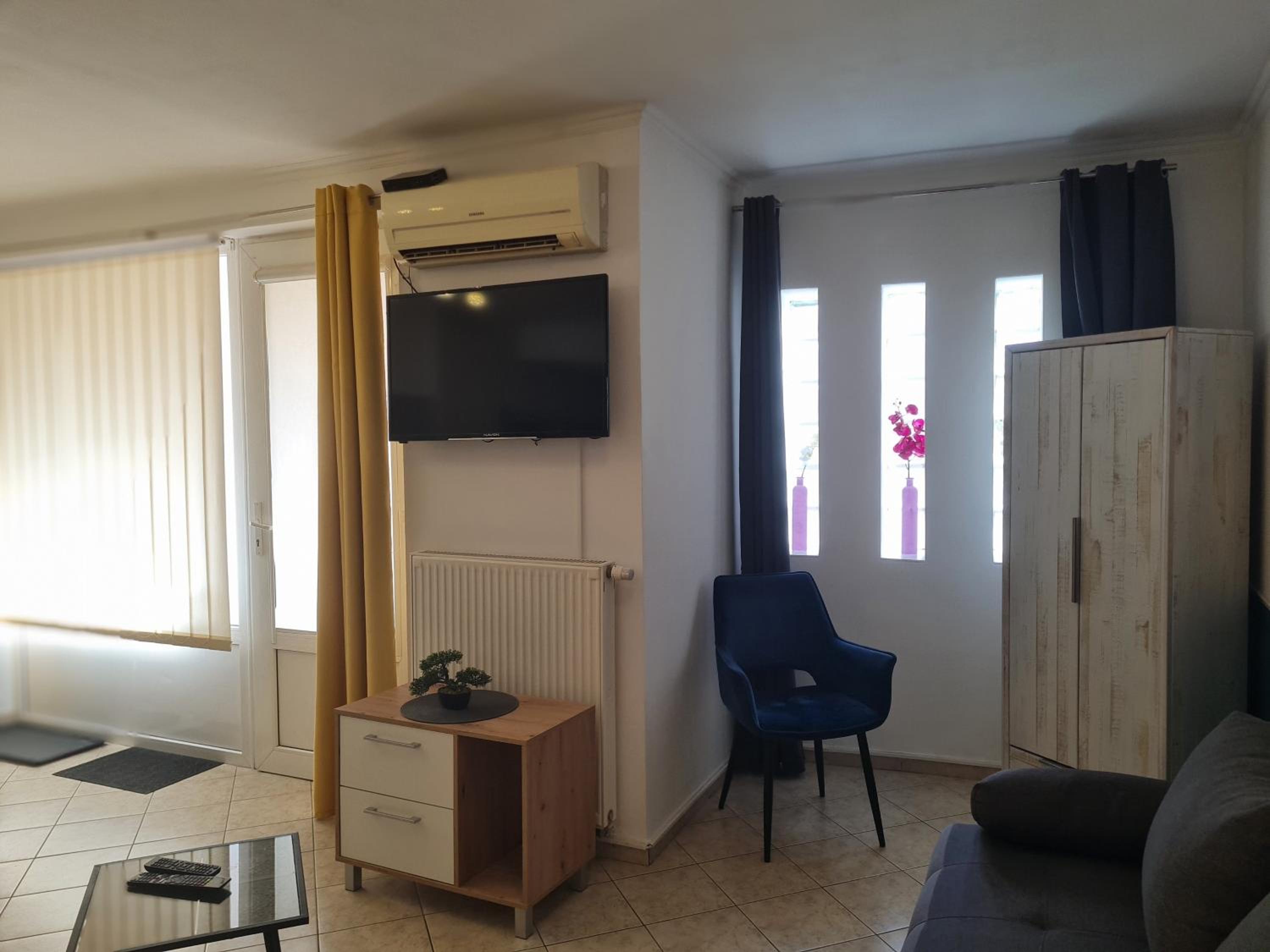 Studio Apartment - Photo 2