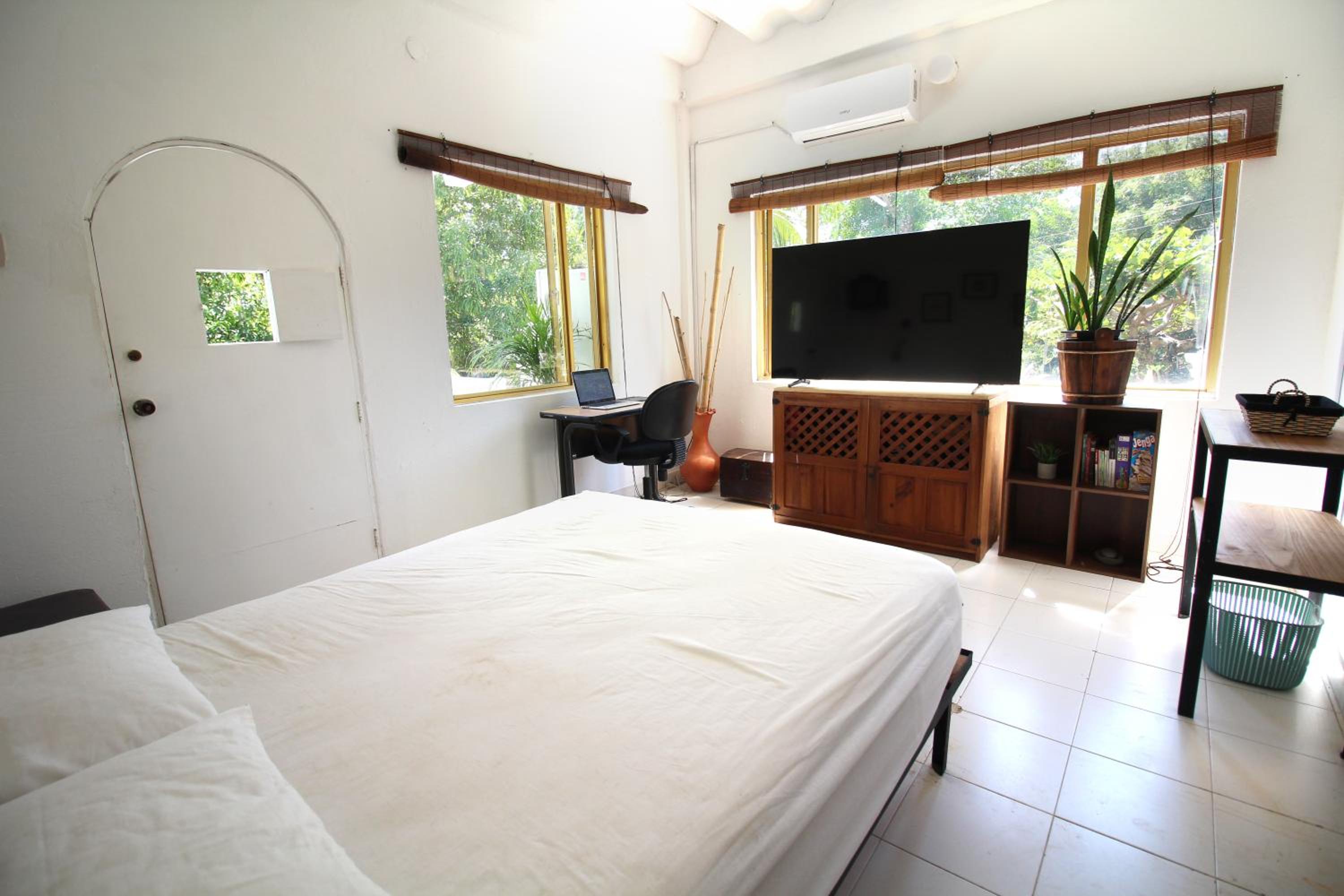 Queen Room With Pool View photo 1