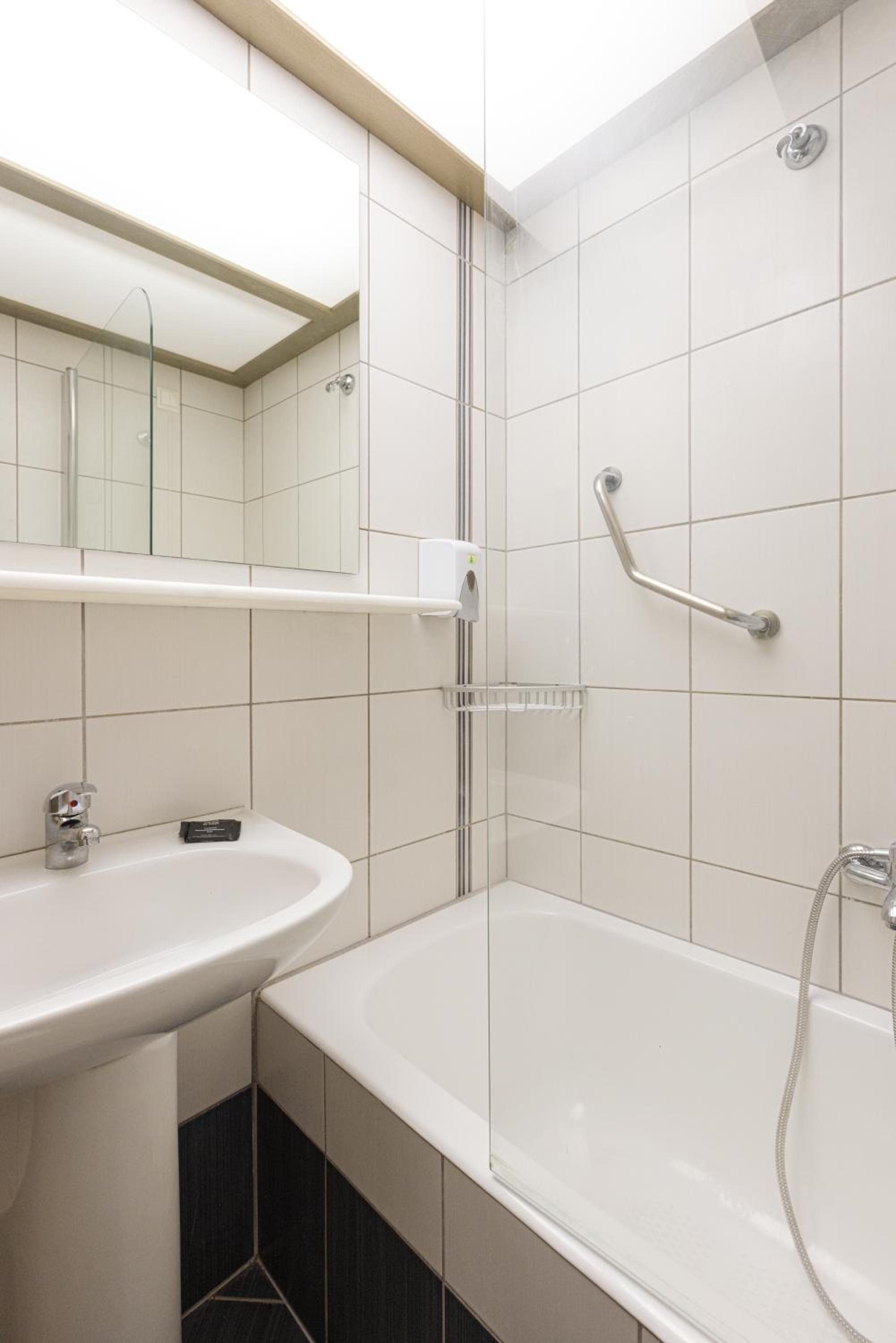 Double or Twin Room - Photo 6