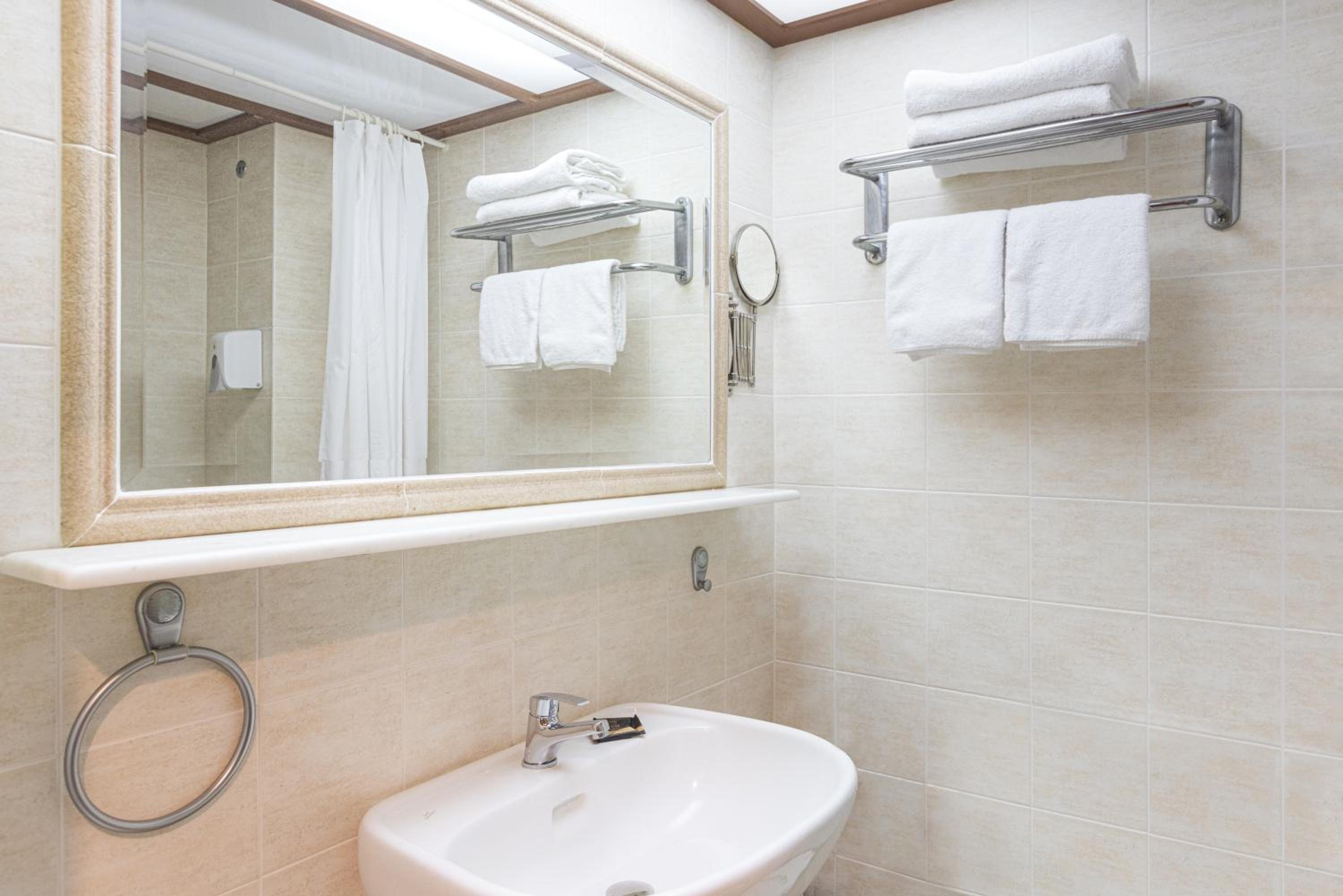 Double or Twin Room - Photo 7