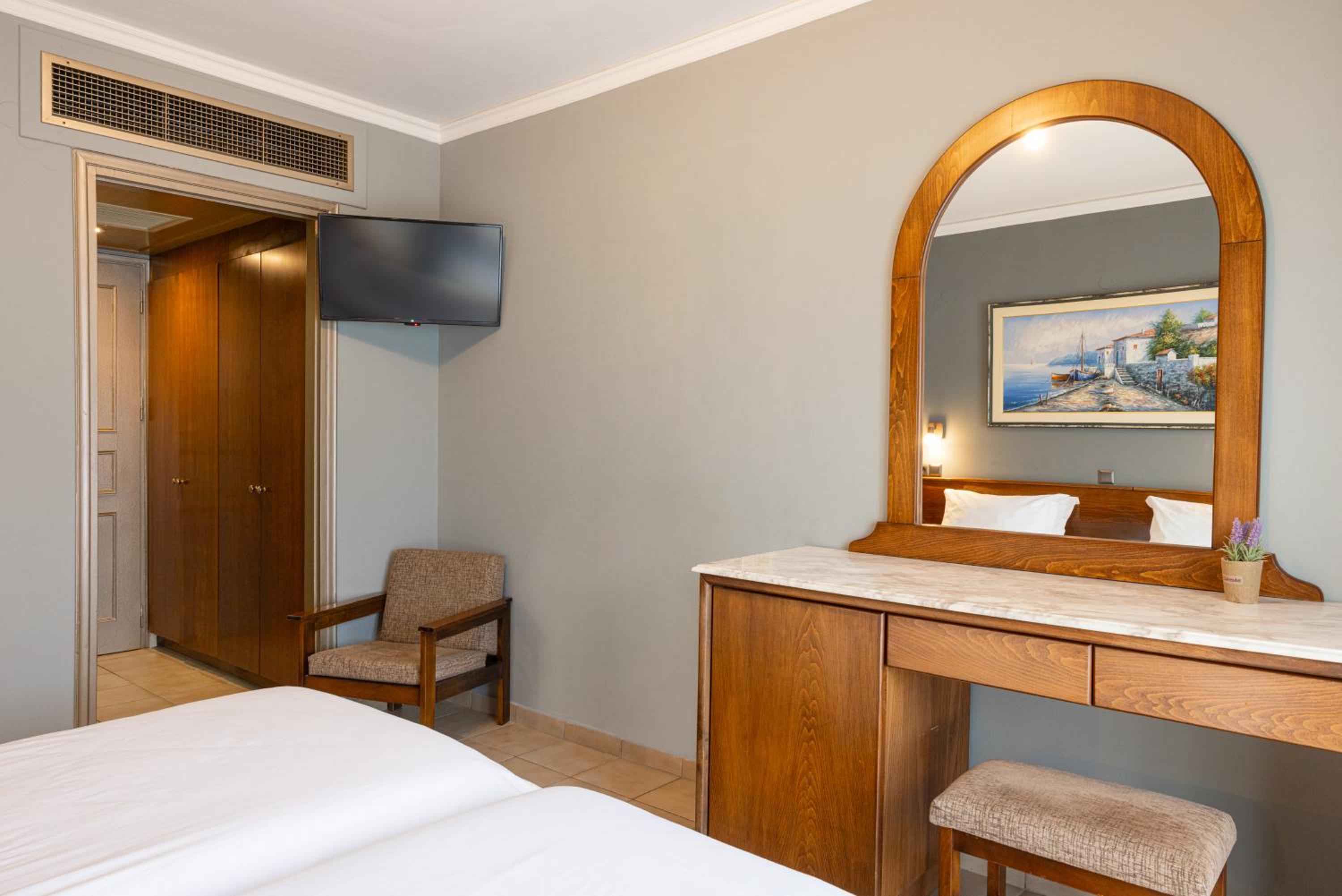 Double or Twin Room - Photo 8