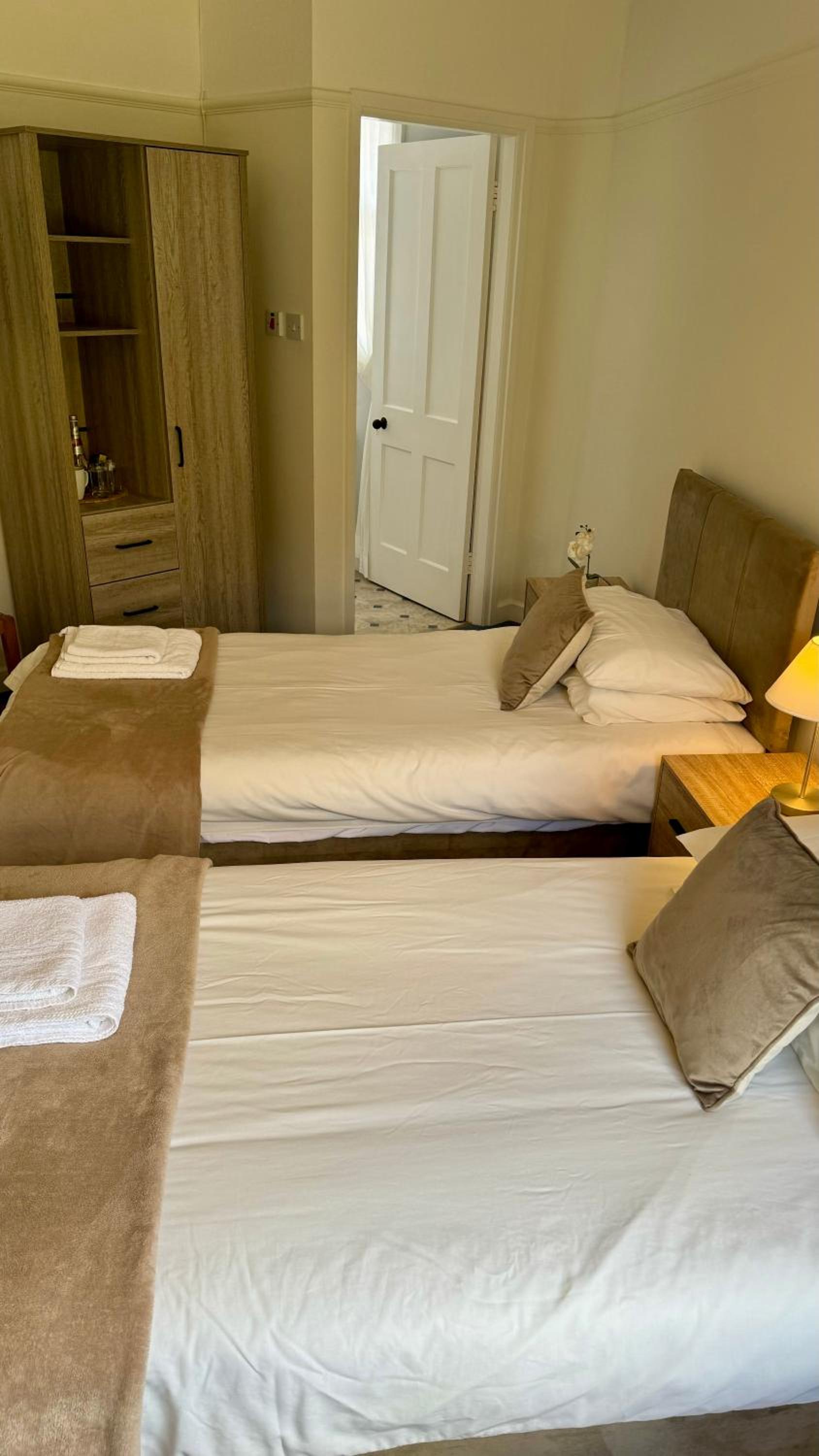 Standard Twin Room - Photo 1
