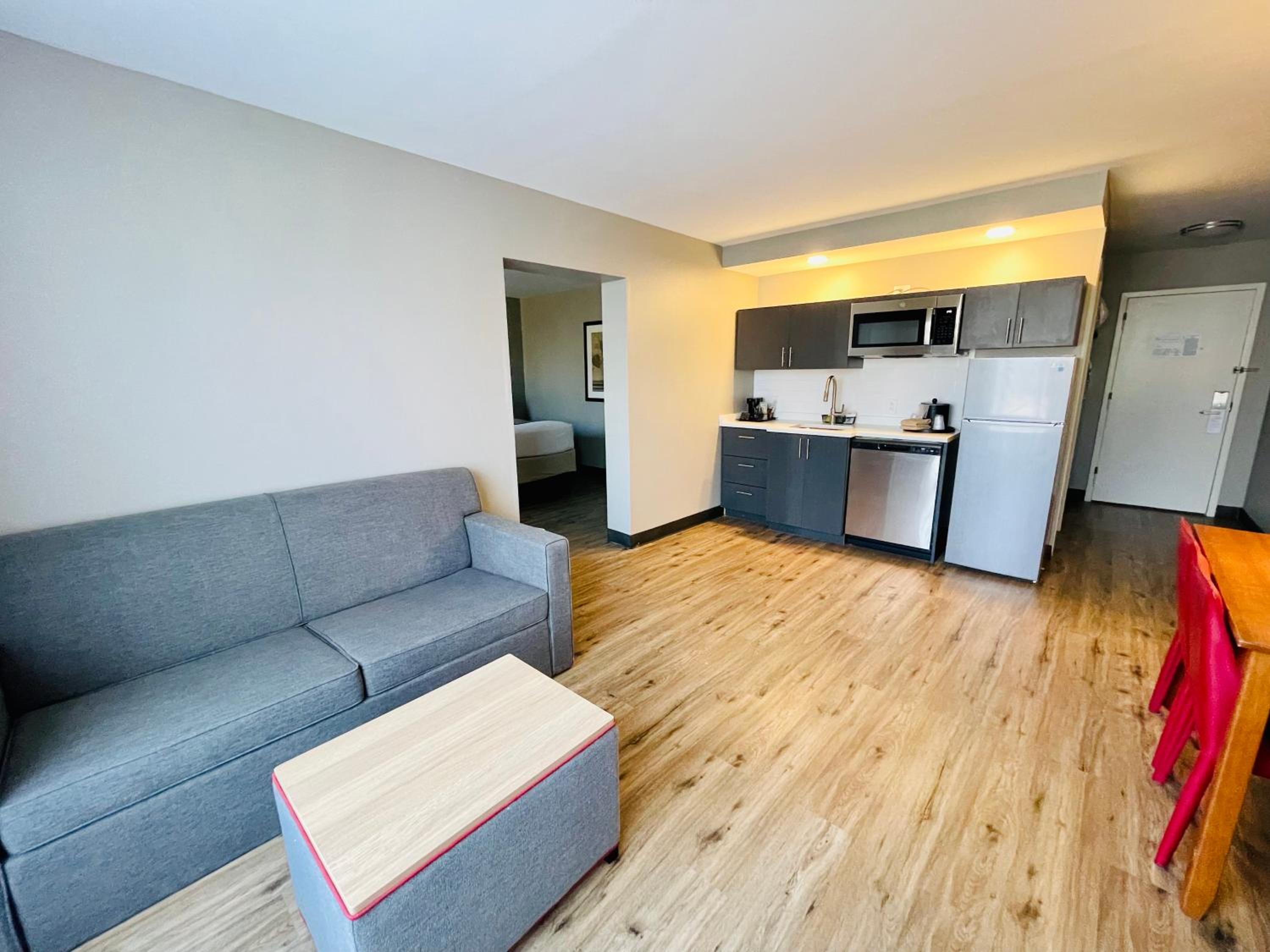 Superior Queen Room with Two Queen Beds and Sofa Bed - Kitchenette/Non-Smoking - Photo 6
