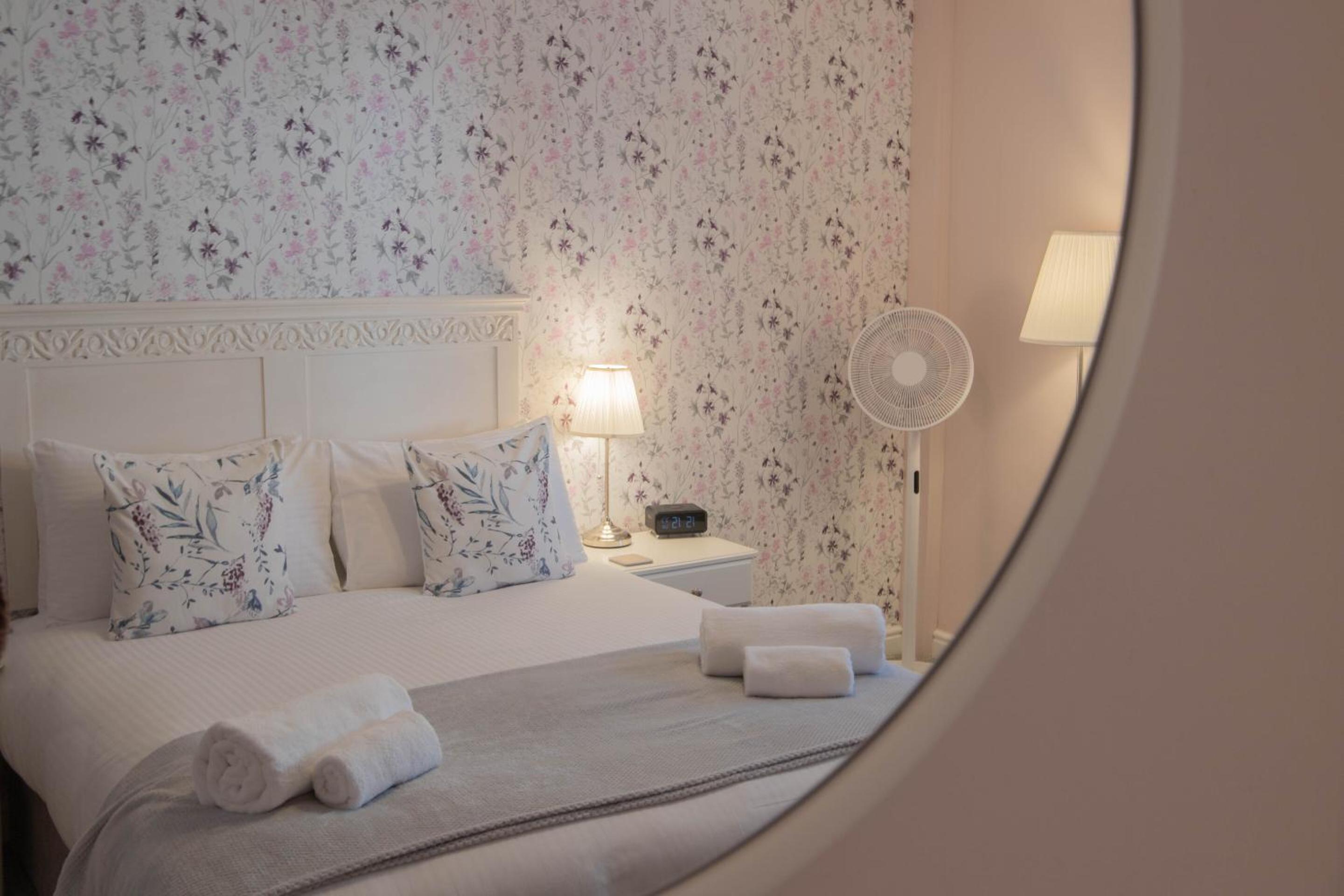 Standard King Room - Photo 5