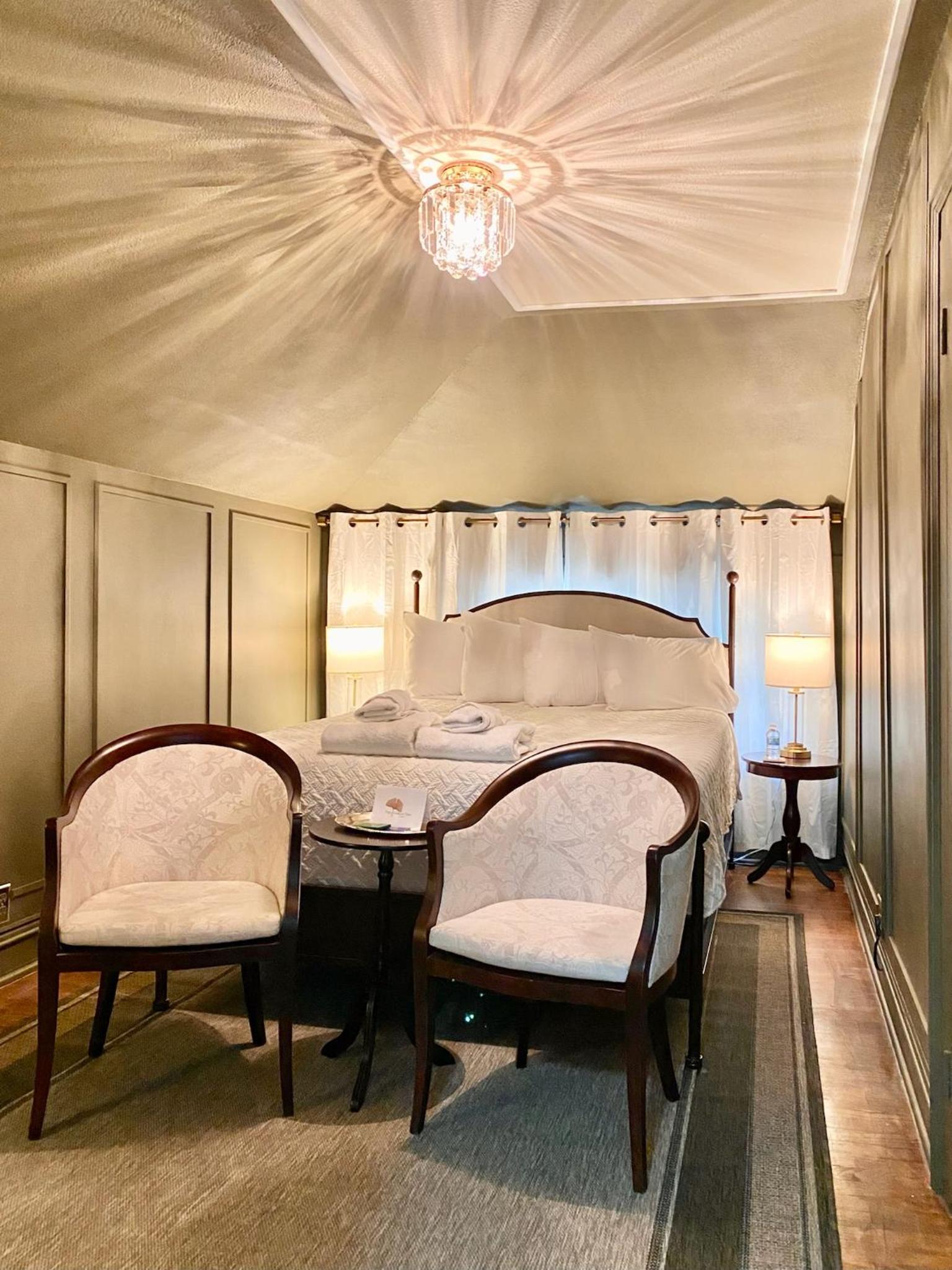 Deluxe Queen Room