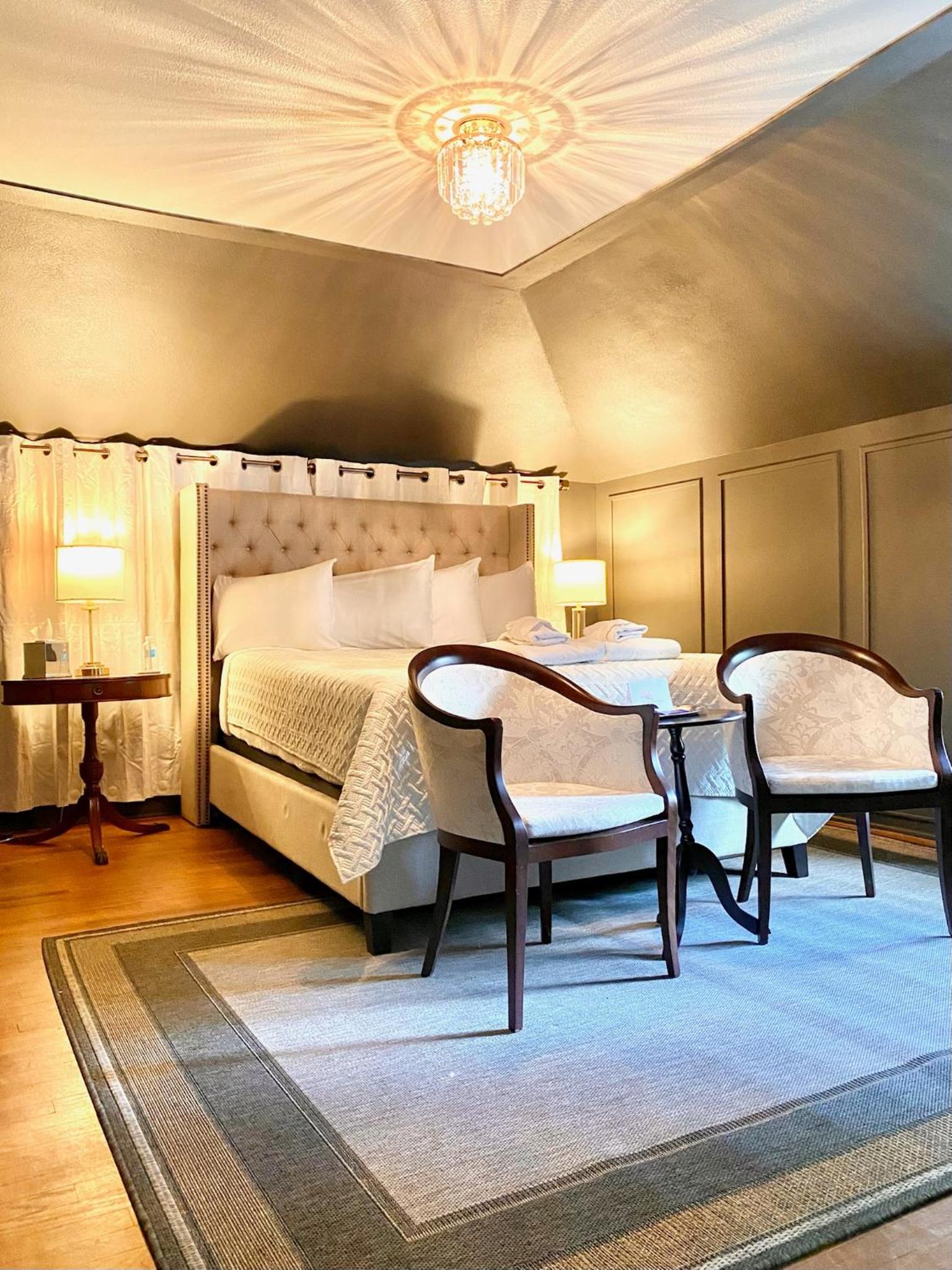 Deluxe Queen Room