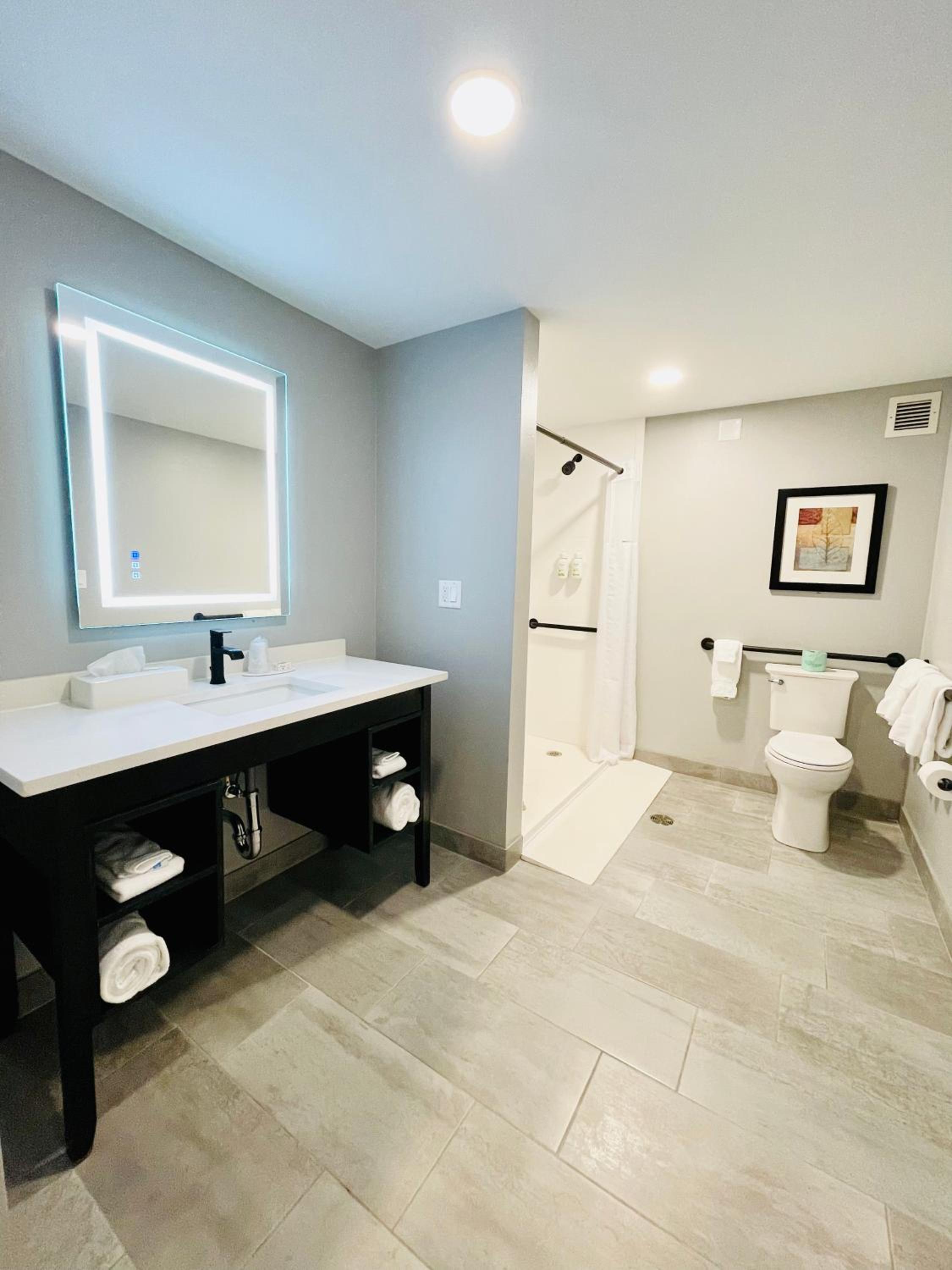 Queen Room with Two Queen Beds and Roll-In Shower - Disability Access/Non-Smoking - Photo 2