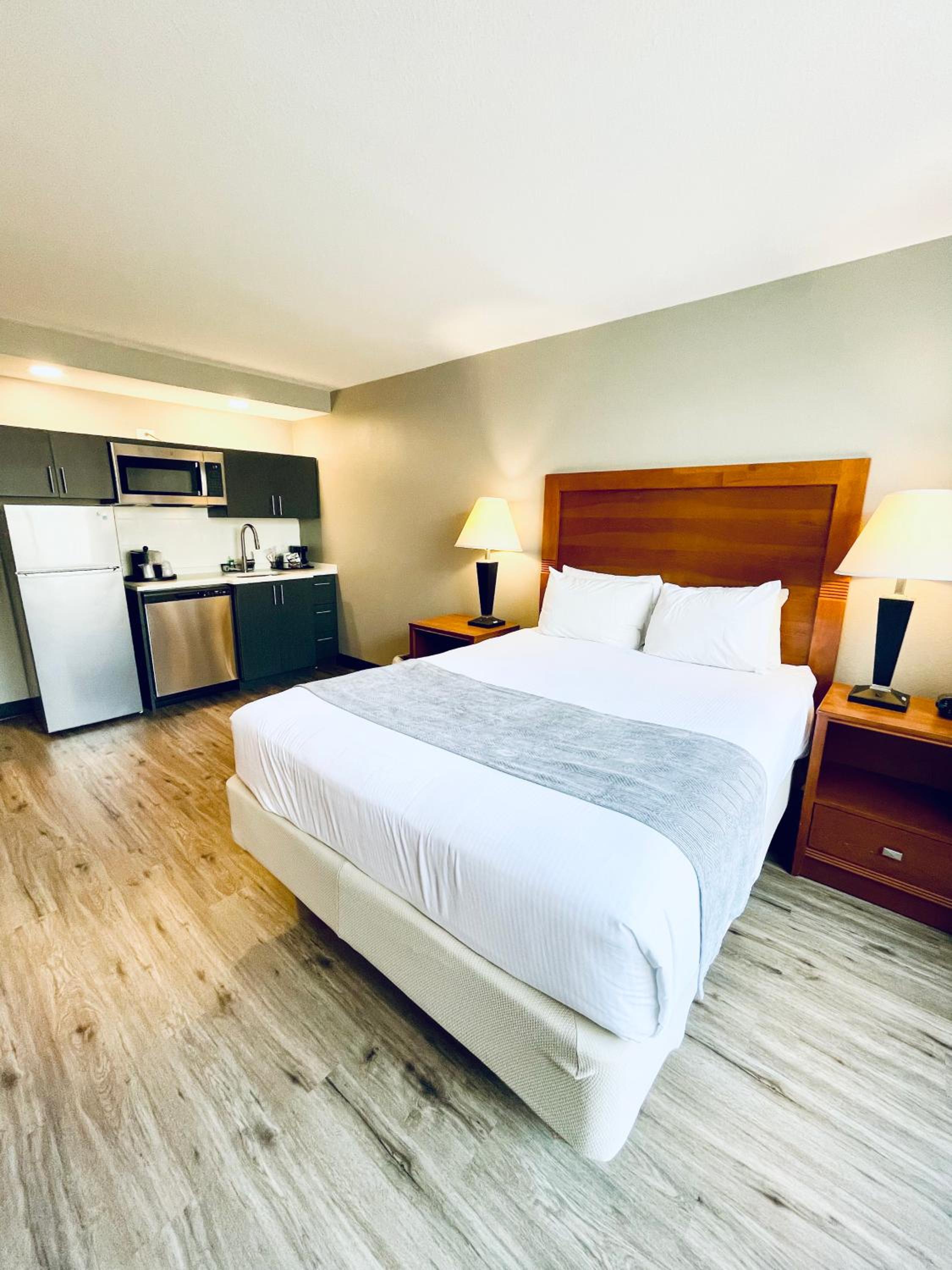 King Room with Kitchenette - Non-Smoking - Photo 5