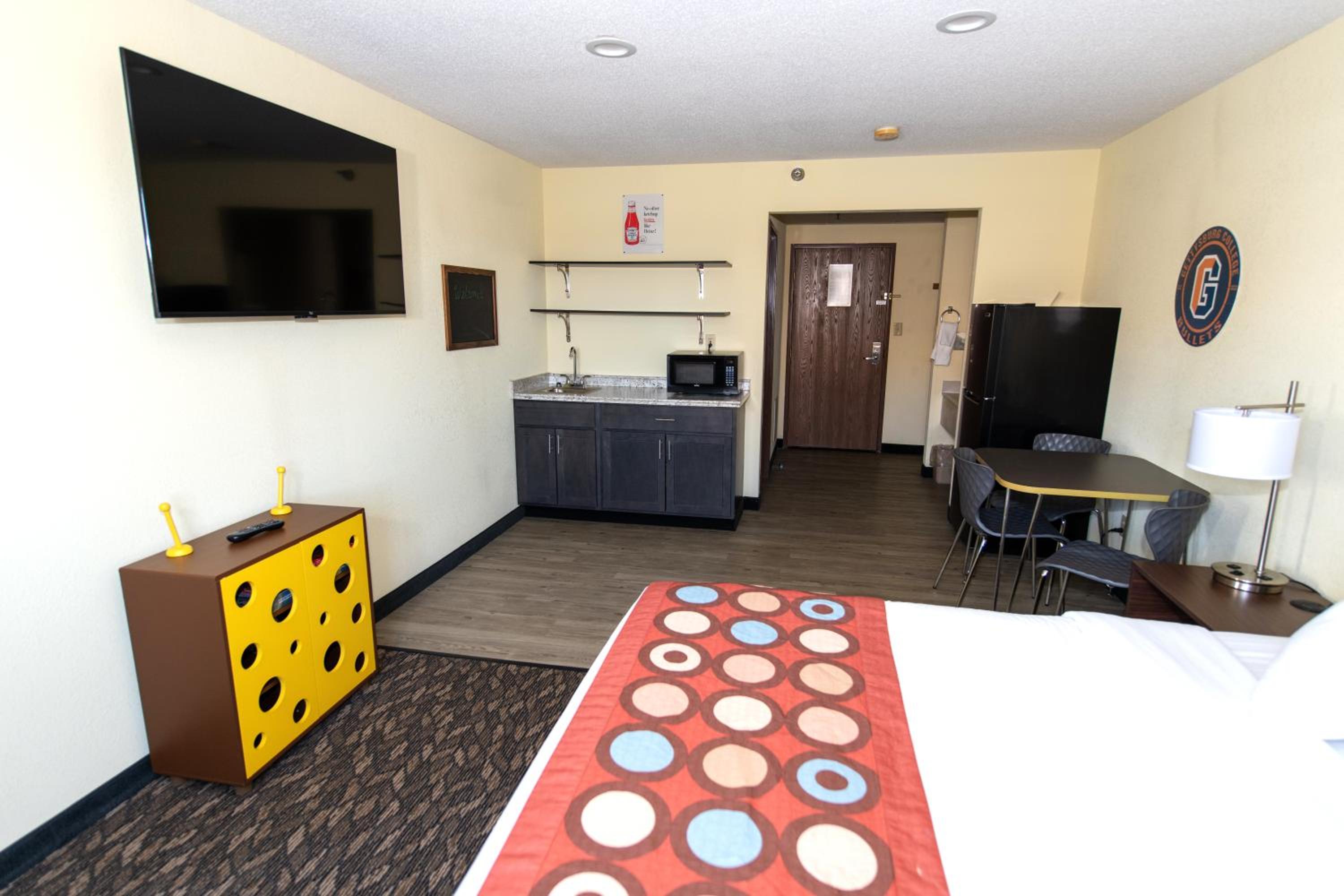 Family Suite with One King and Bunk Bed - Non-Smoking - Photo 5