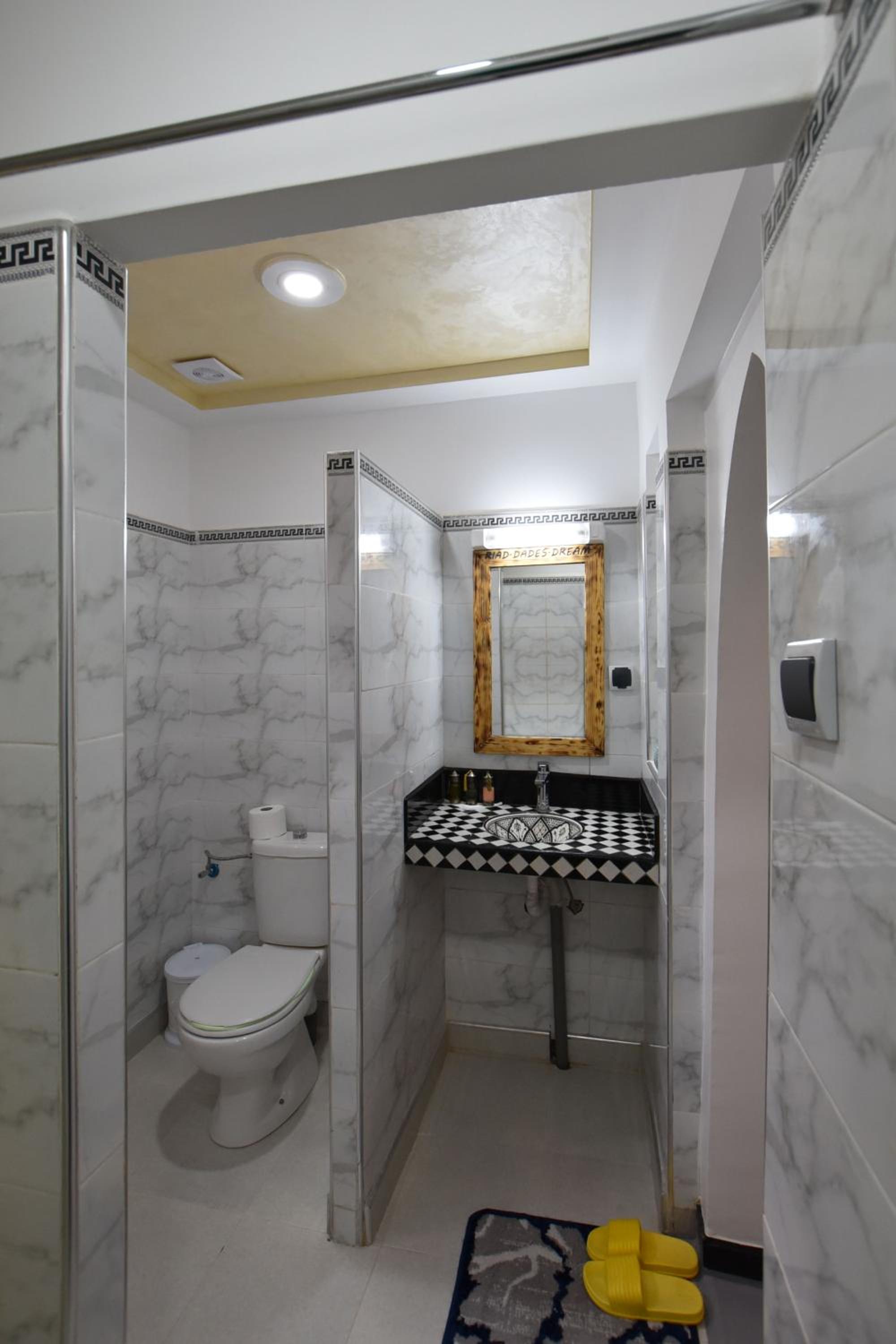 Double Room with Private Bathroom - Photo 6