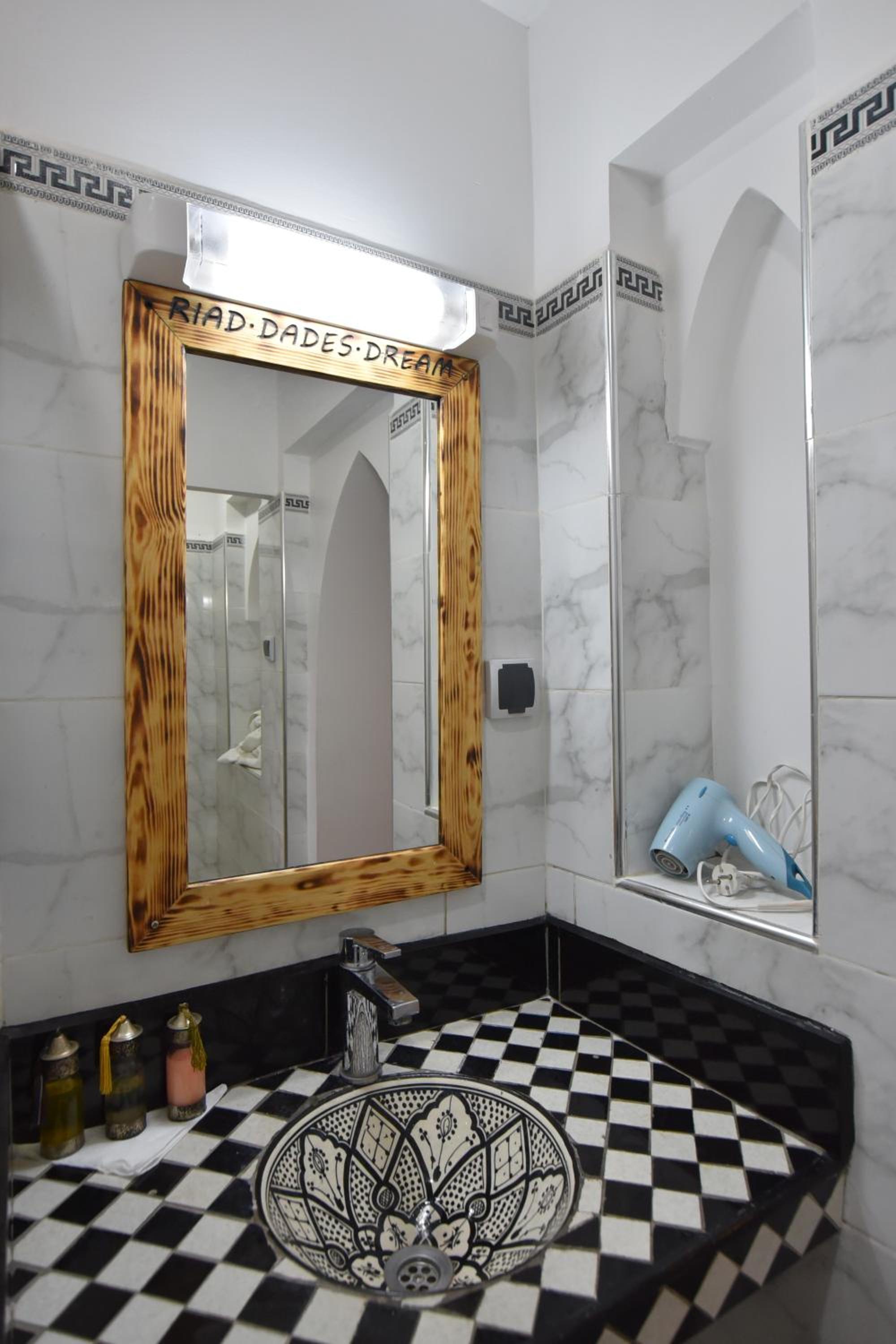 Double Room with Private Bathroom - Photo 7