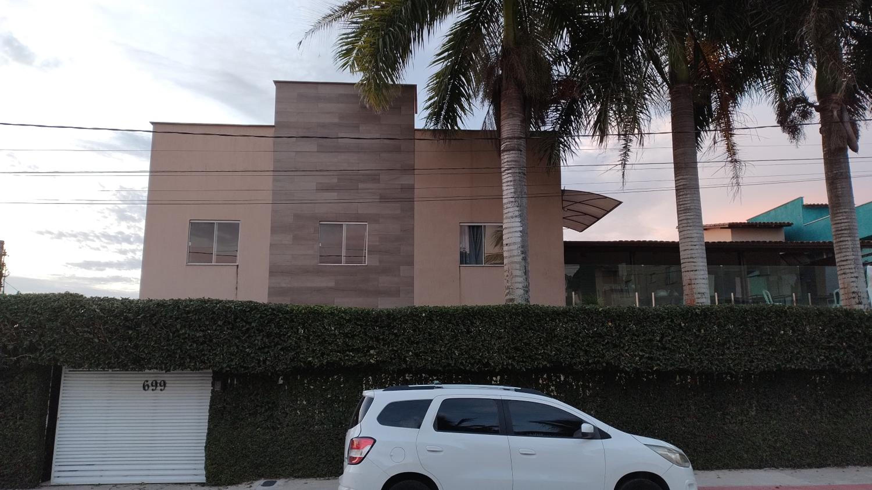 Six-Bedroom House photo 2