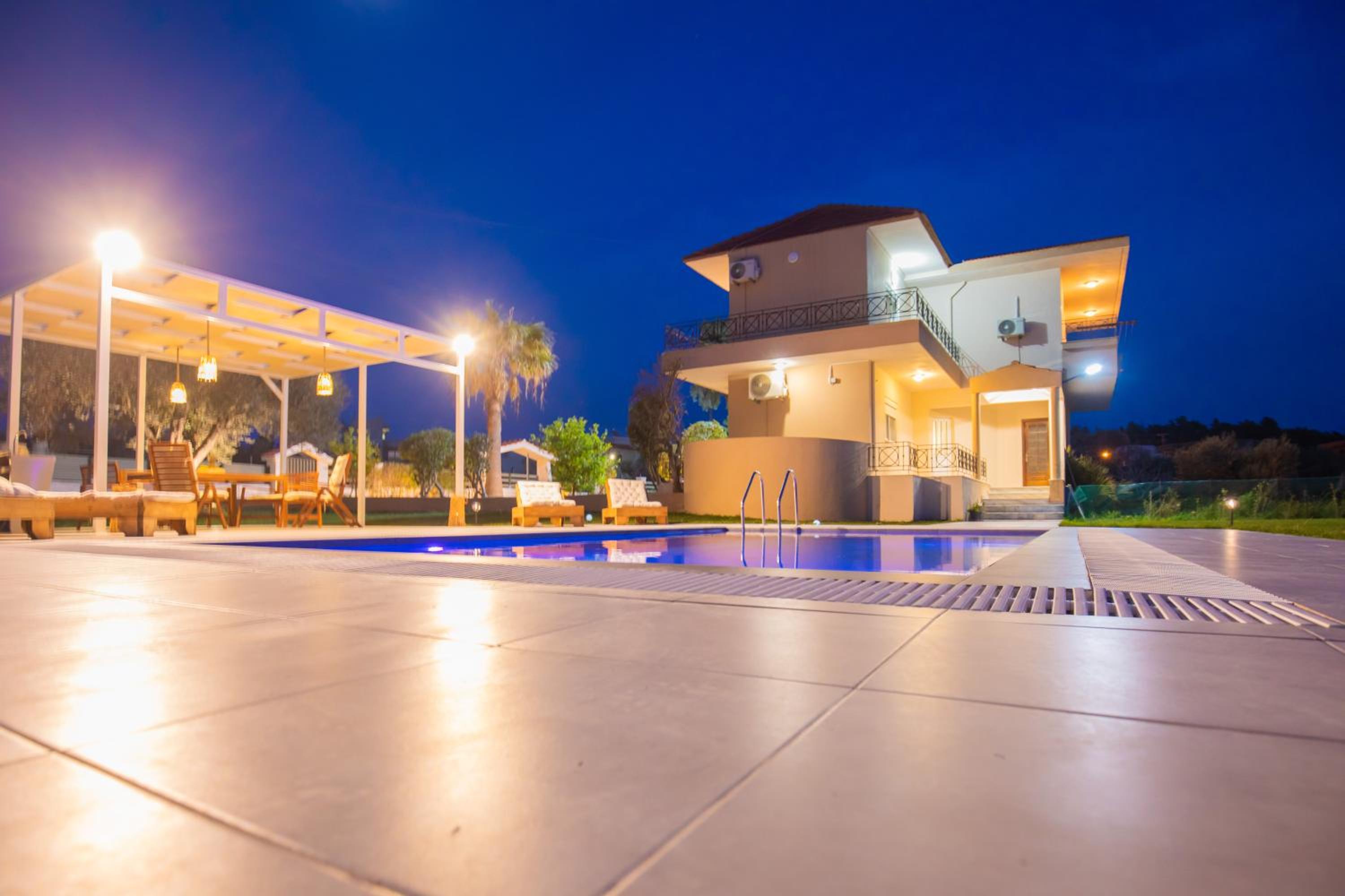 Three-Bedroom Villa photo 2