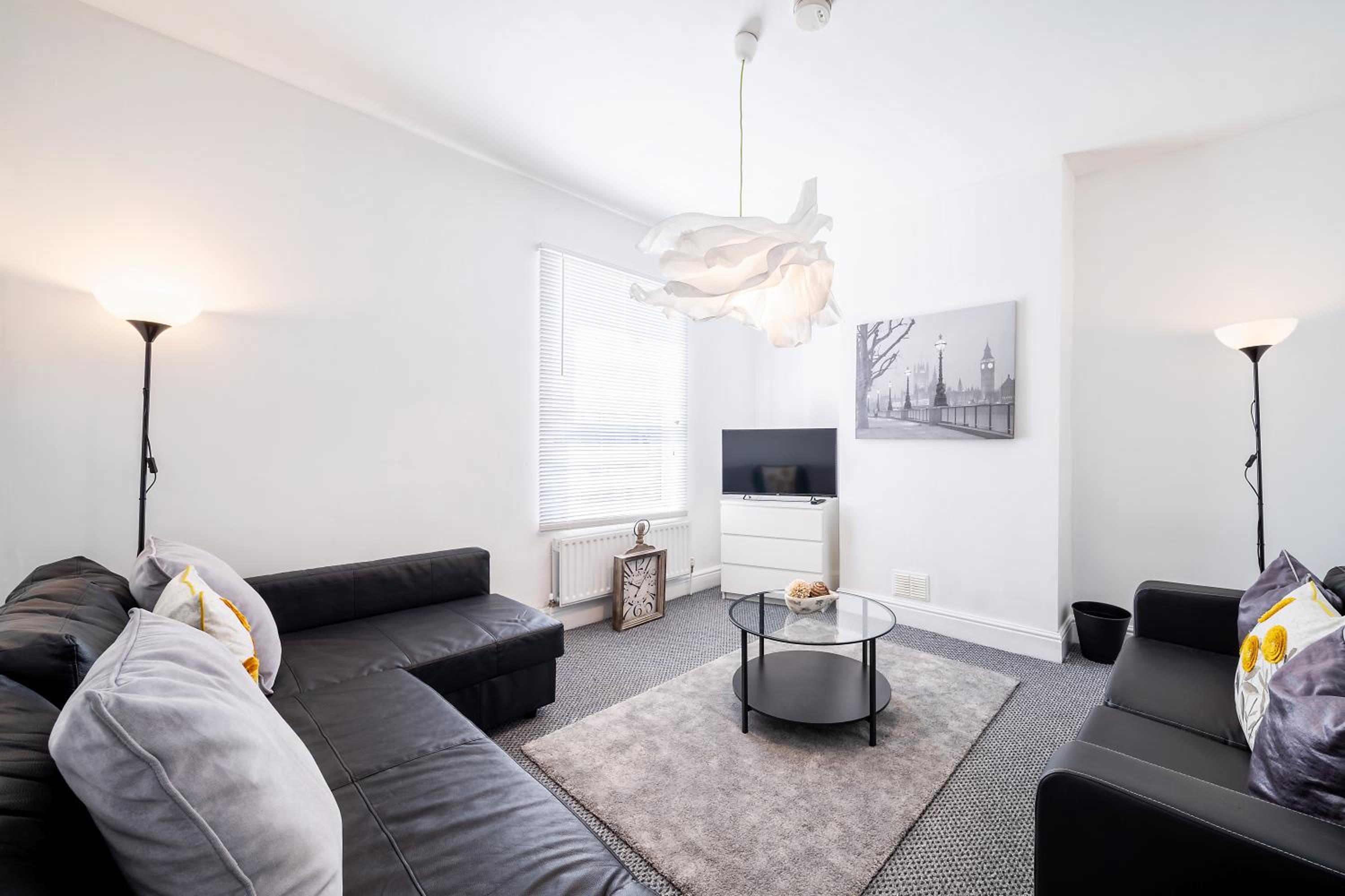 One-Bedroom Apartment - Photo 2