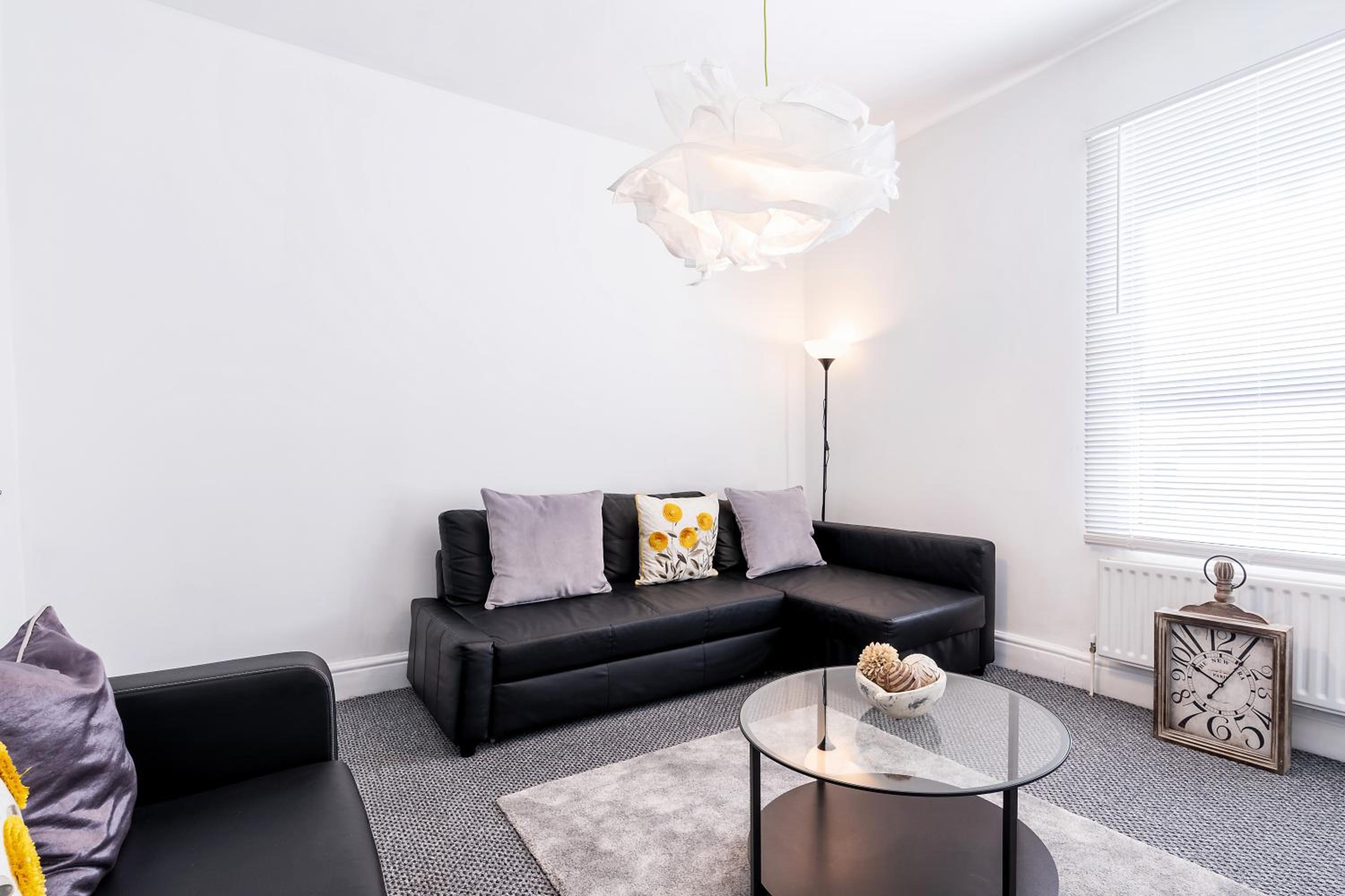 One-Bedroom Apartment - Photo 3
