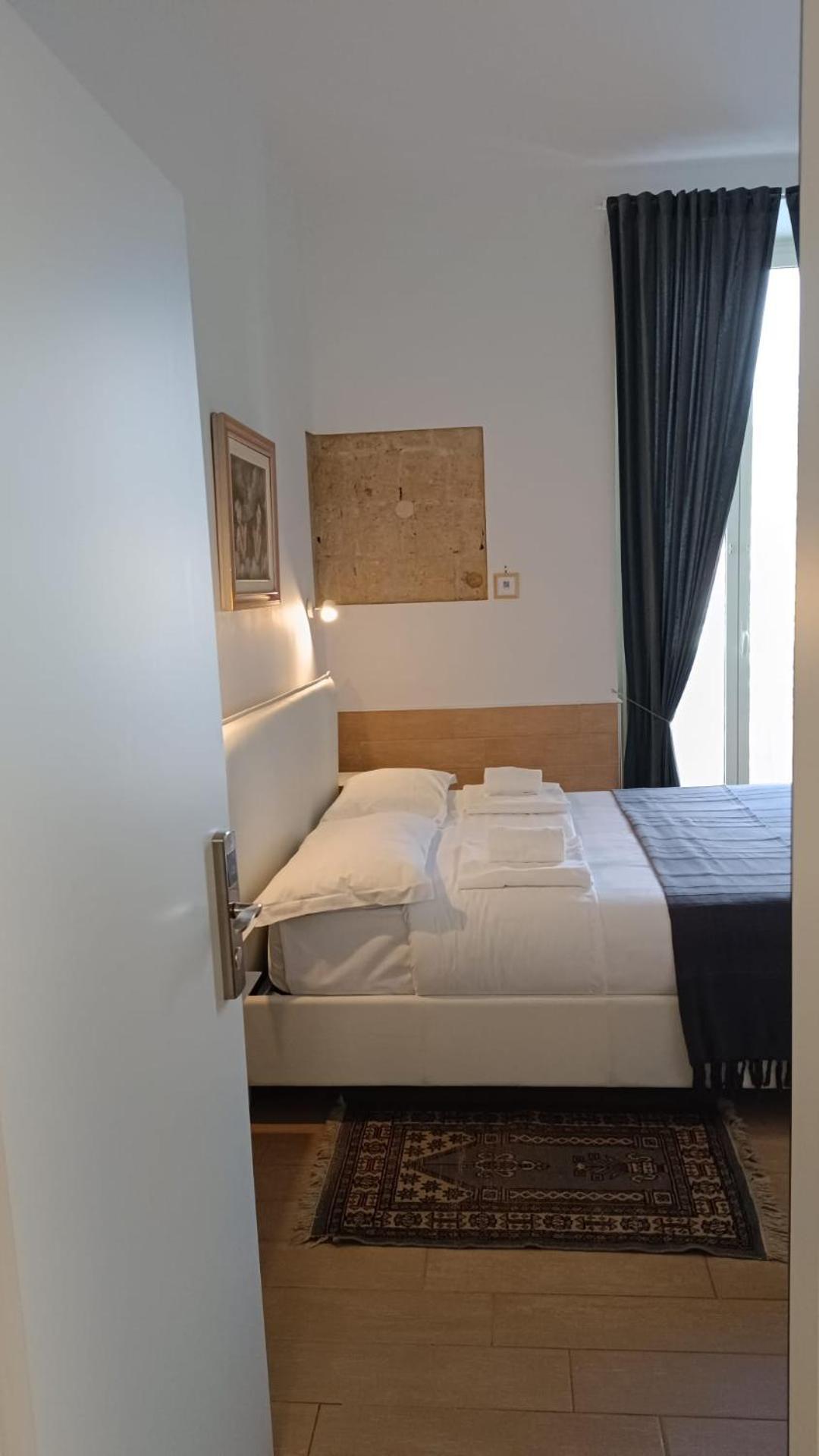 Standard Double Room thumbnail 5