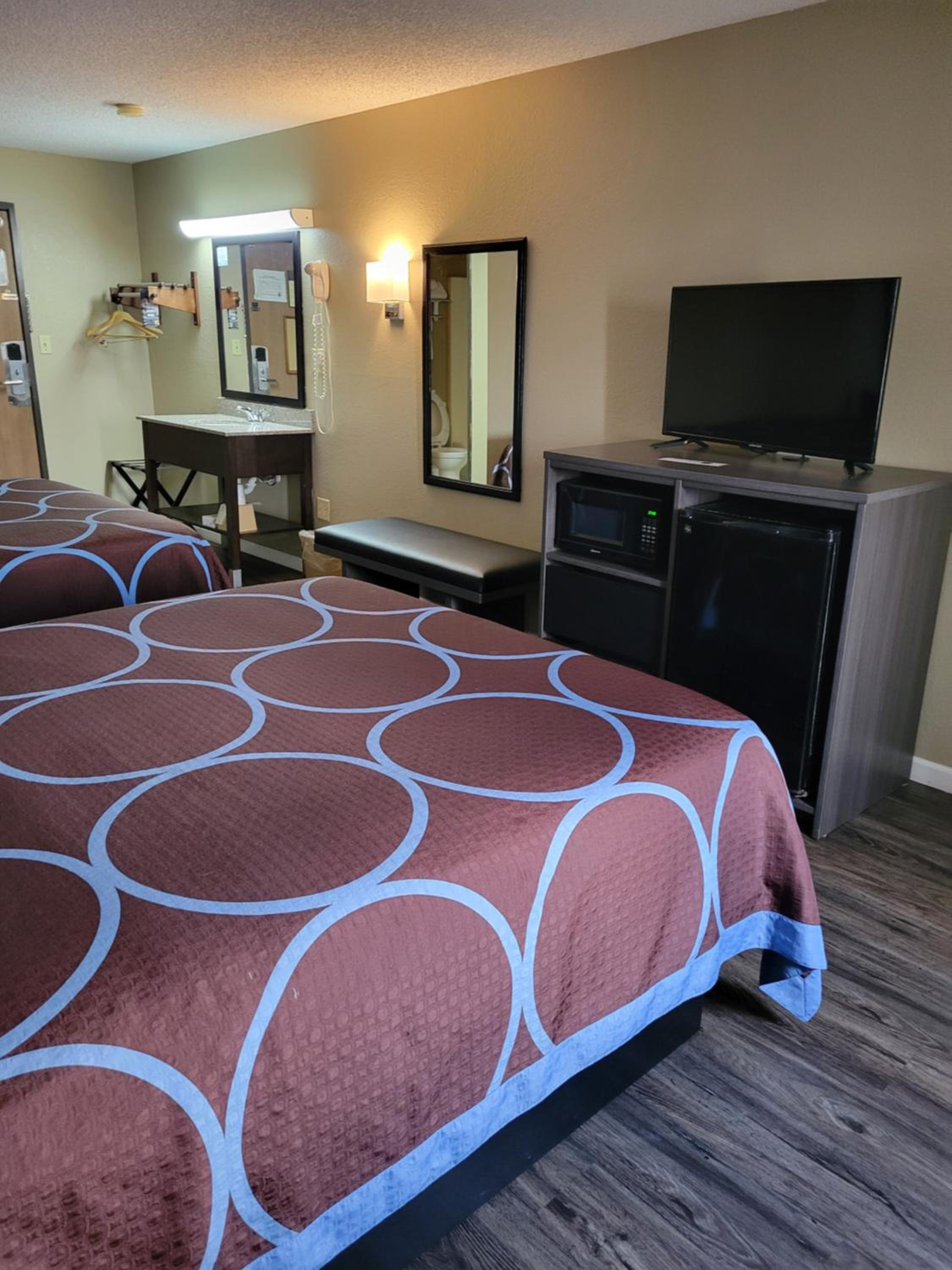 Queen Room with Two Queen Beds - Smoking photo 2