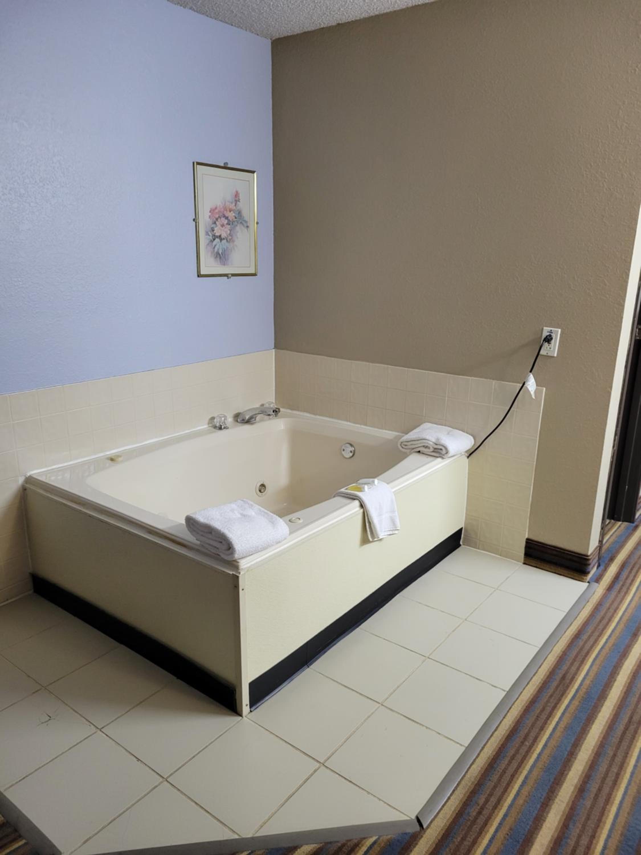 King Suite - Non-Smoking photo 2