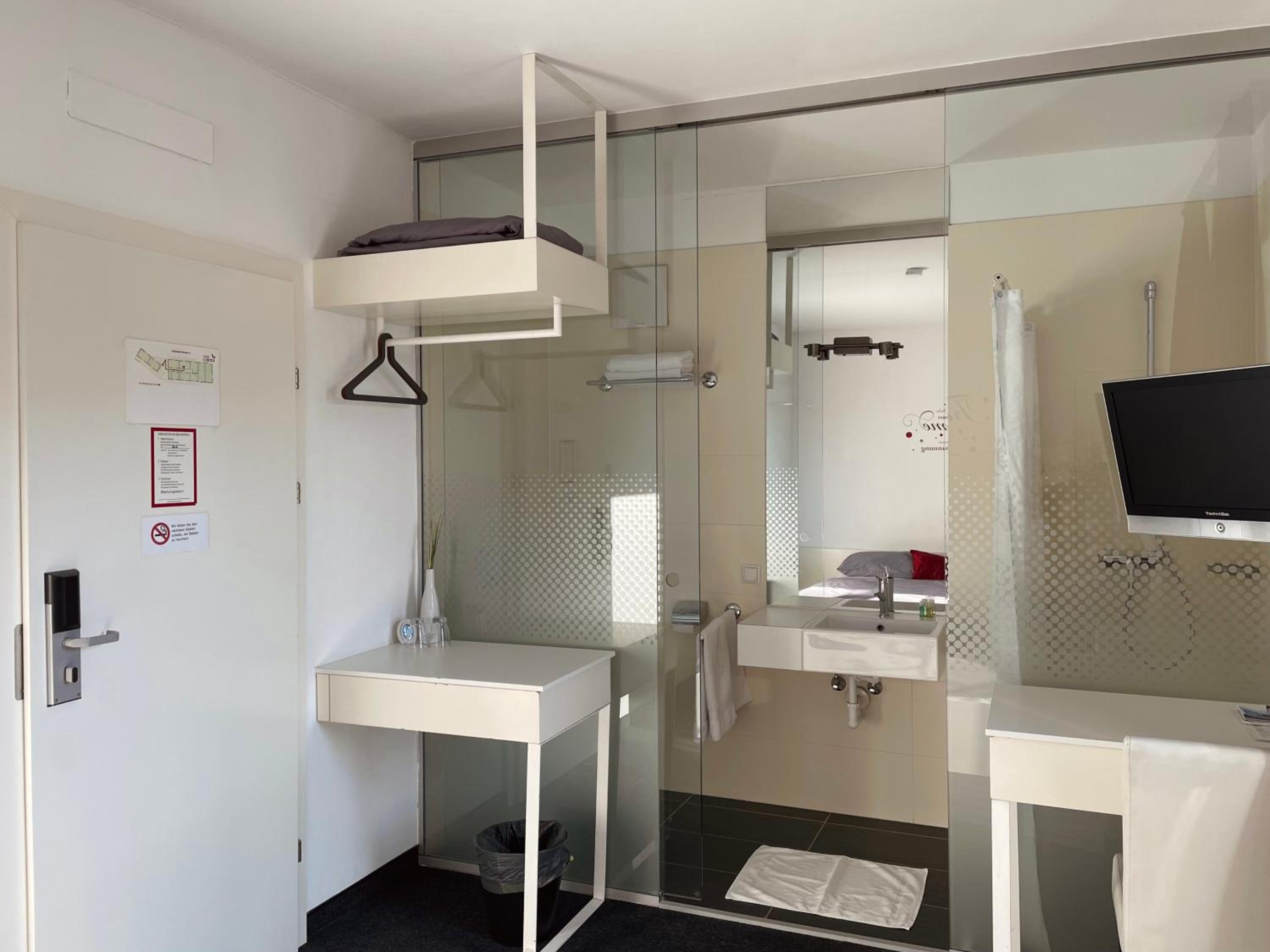 Double Room with Balcony - Photo 4