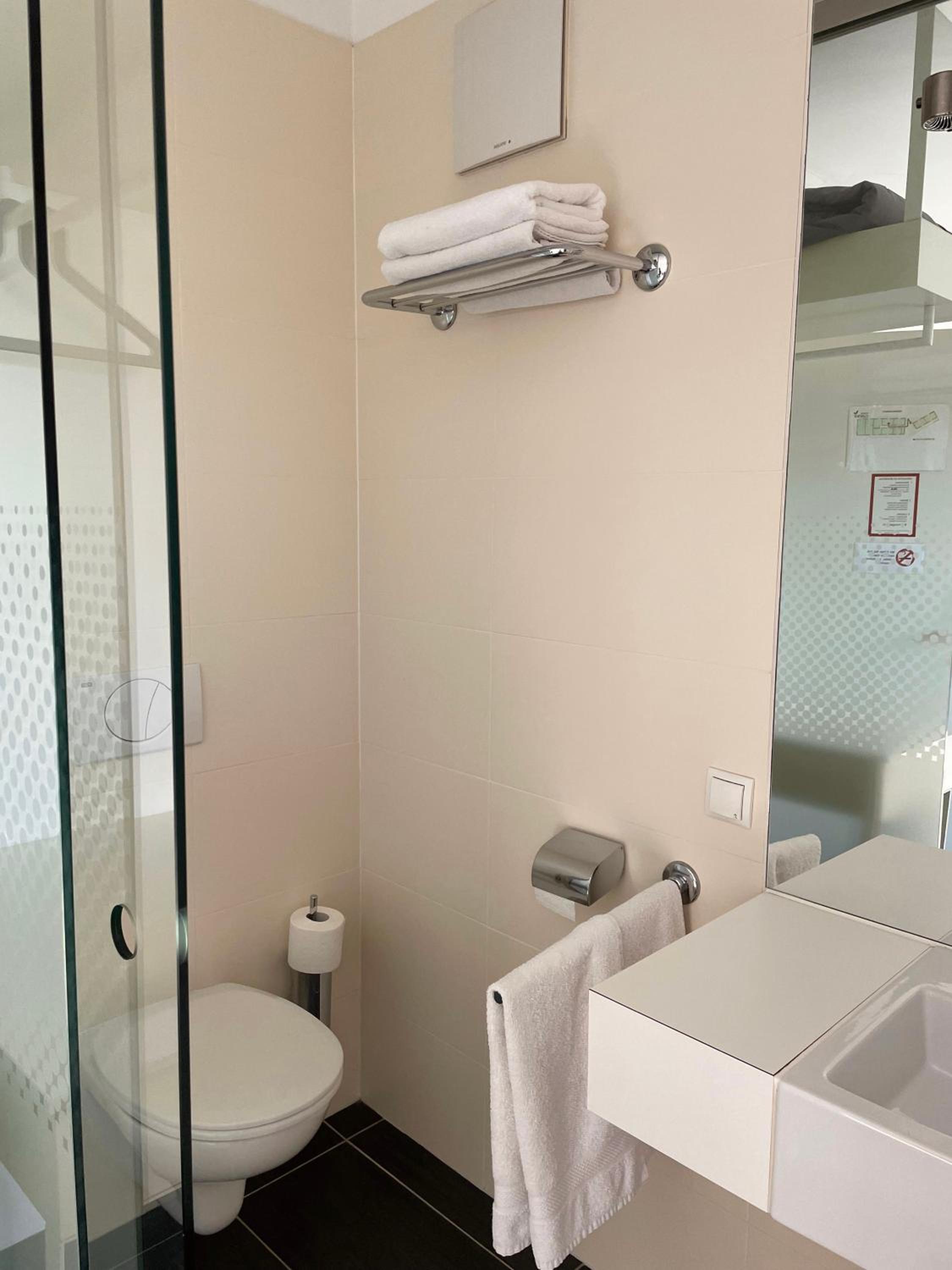 Double Room with Balcony - Photo 3