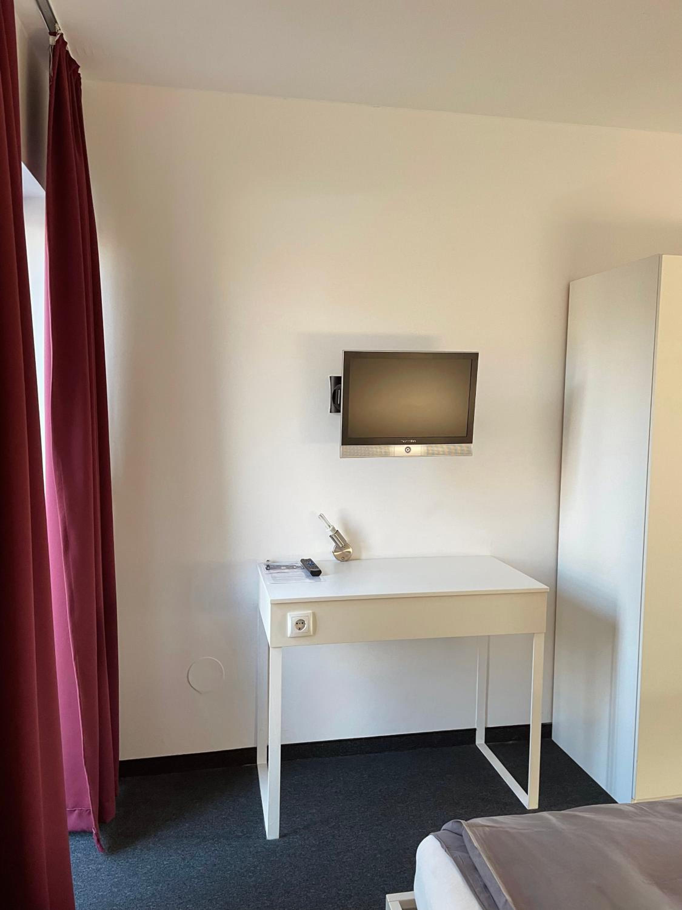 Suite with Terrace and Garden Access - Photo 4