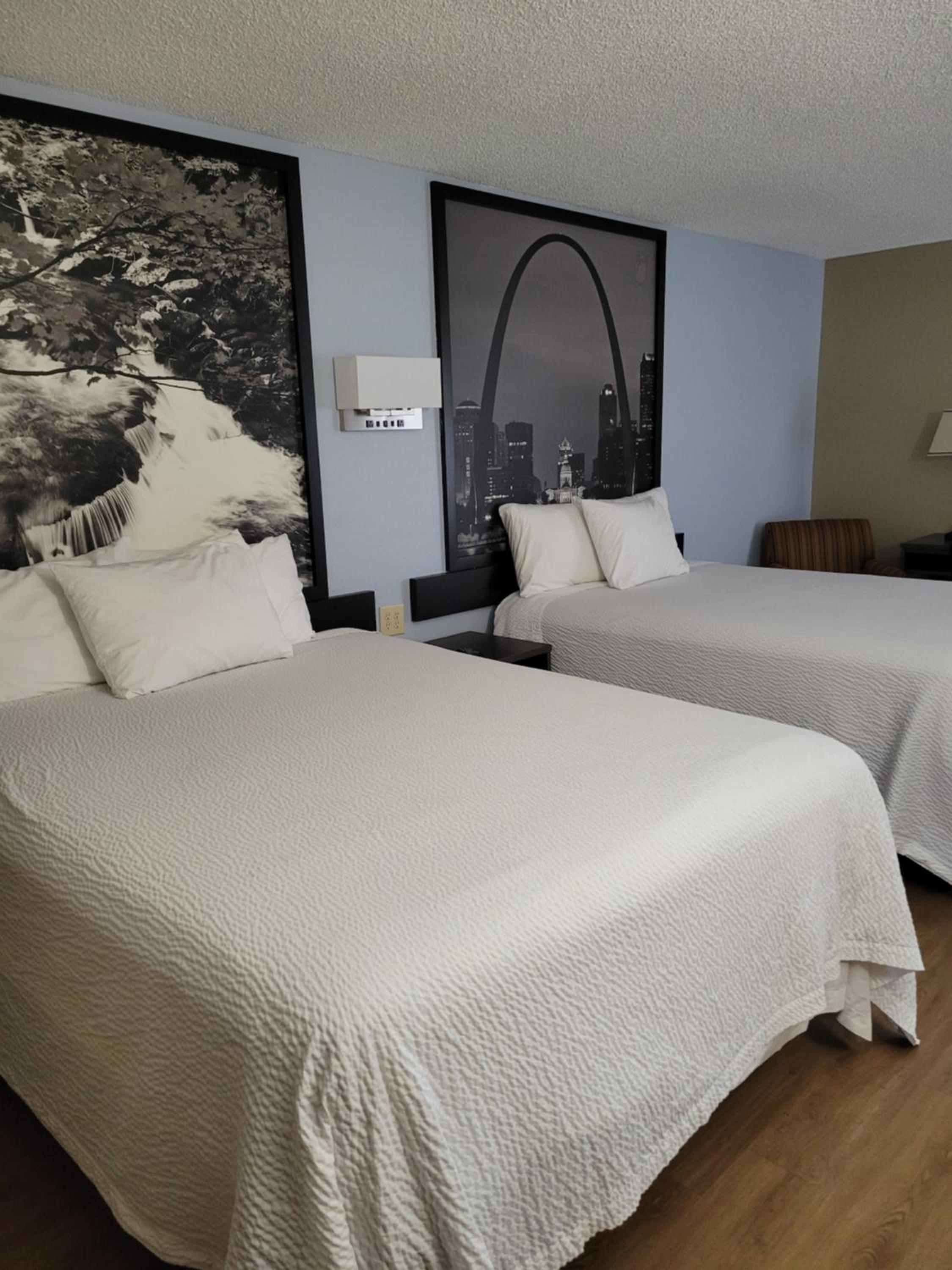 Queen Room with Two Queen Beds - Non-Smoking photo 3