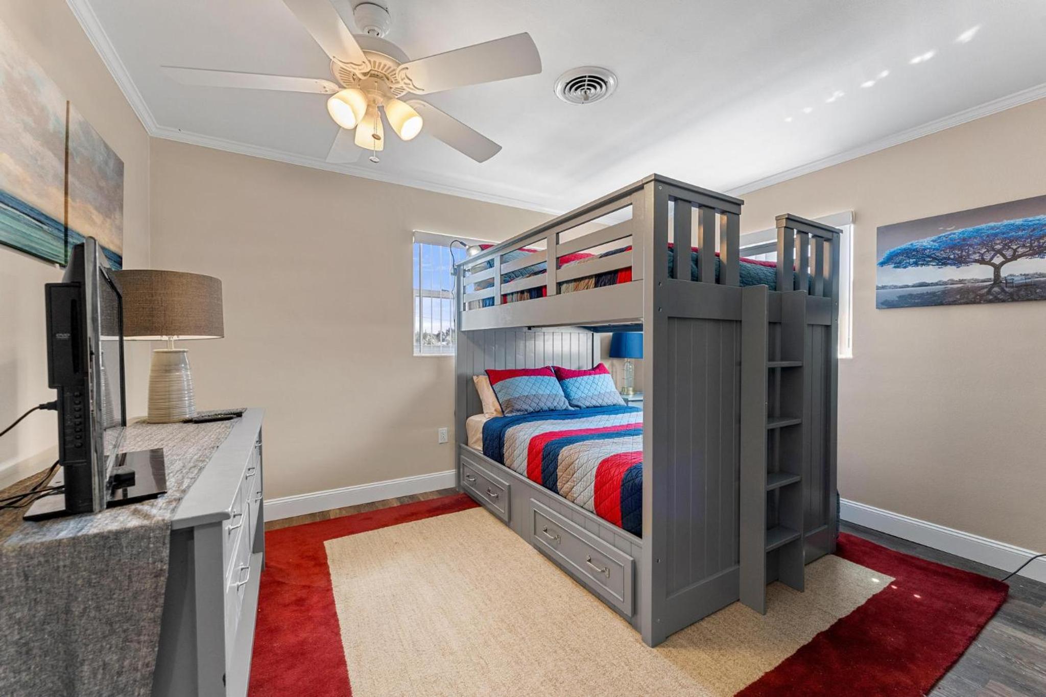 Five-Bedroom House photo 1
