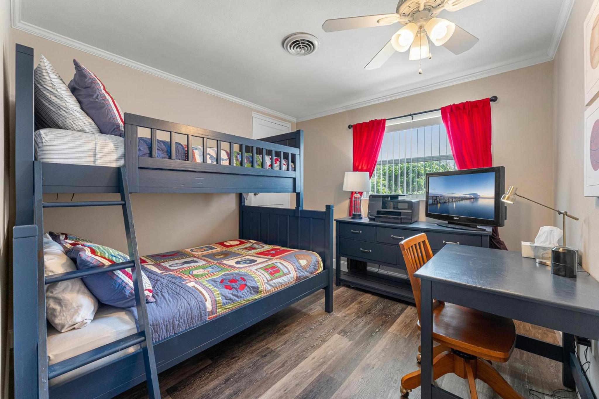 Five-Bedroom House photo 2