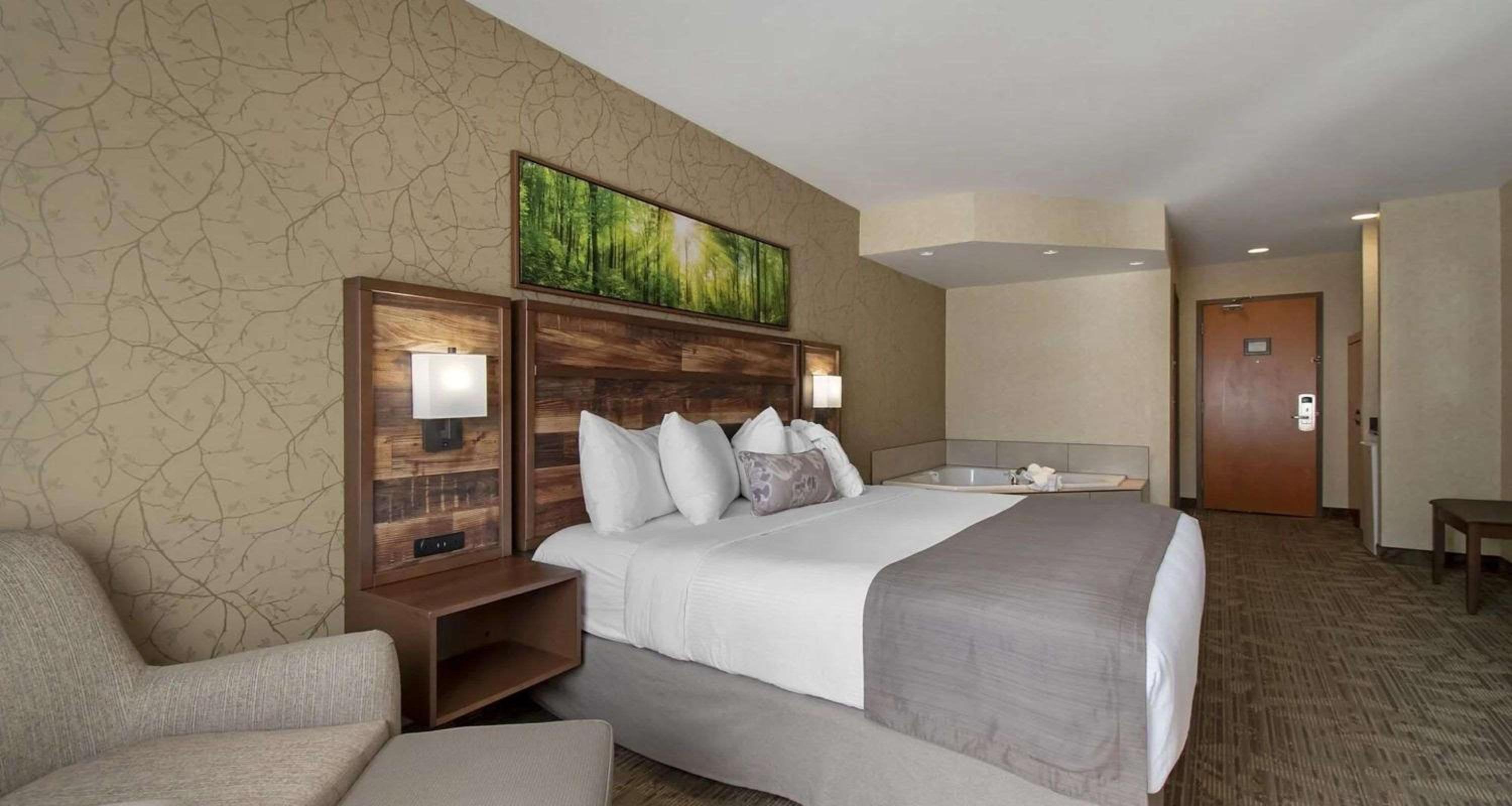 King Room with Balcony, Fireplace and Spa Bath - Second Floor/Non-Smoking photo 2