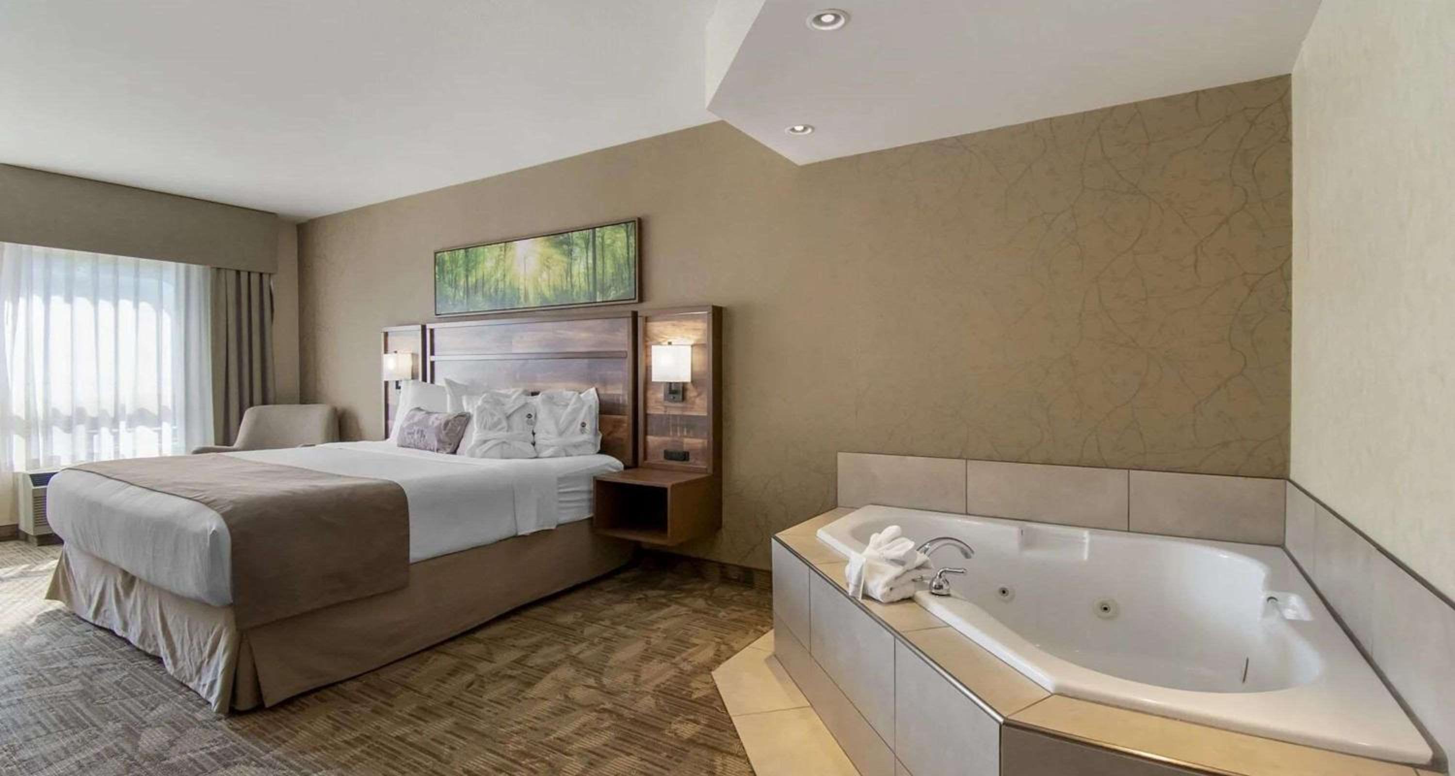 King Room with Balcony, Fireplace and Spa Bath - Second Floor/Non-Smoking