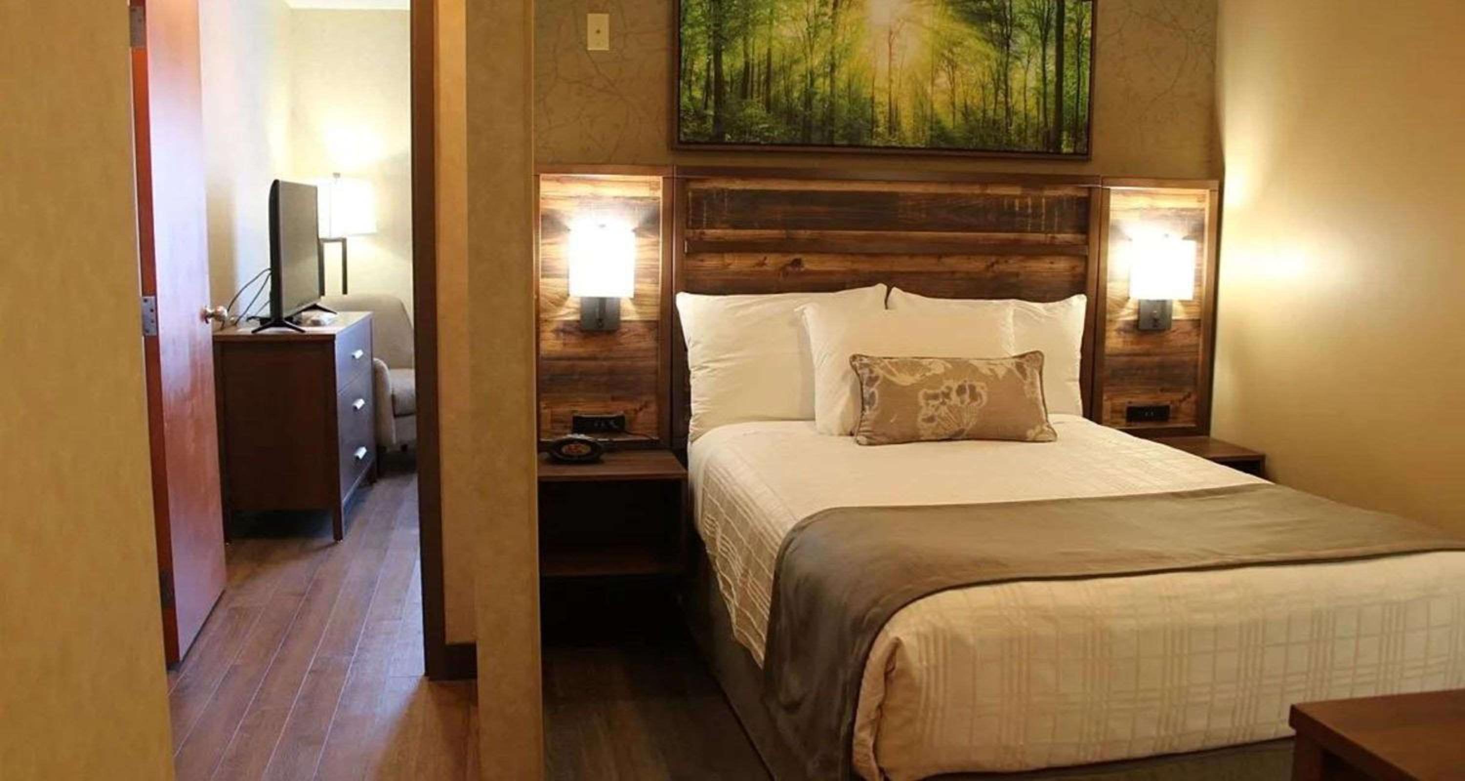 Two-Bedroom Queen and Double Suite - Second Floor/Non-Smoking photo 3