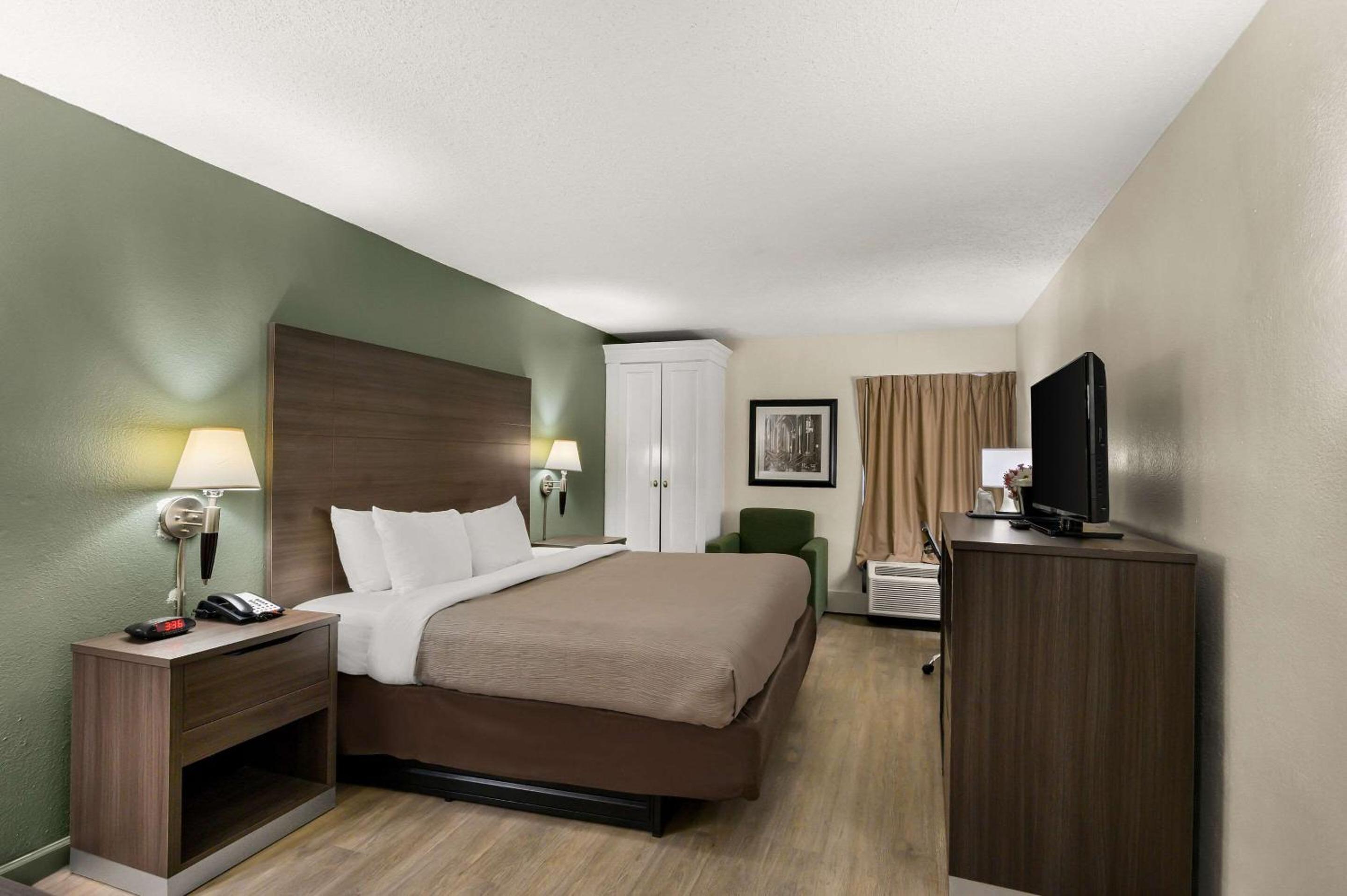 King Room - Non-Smoking - Photo 1