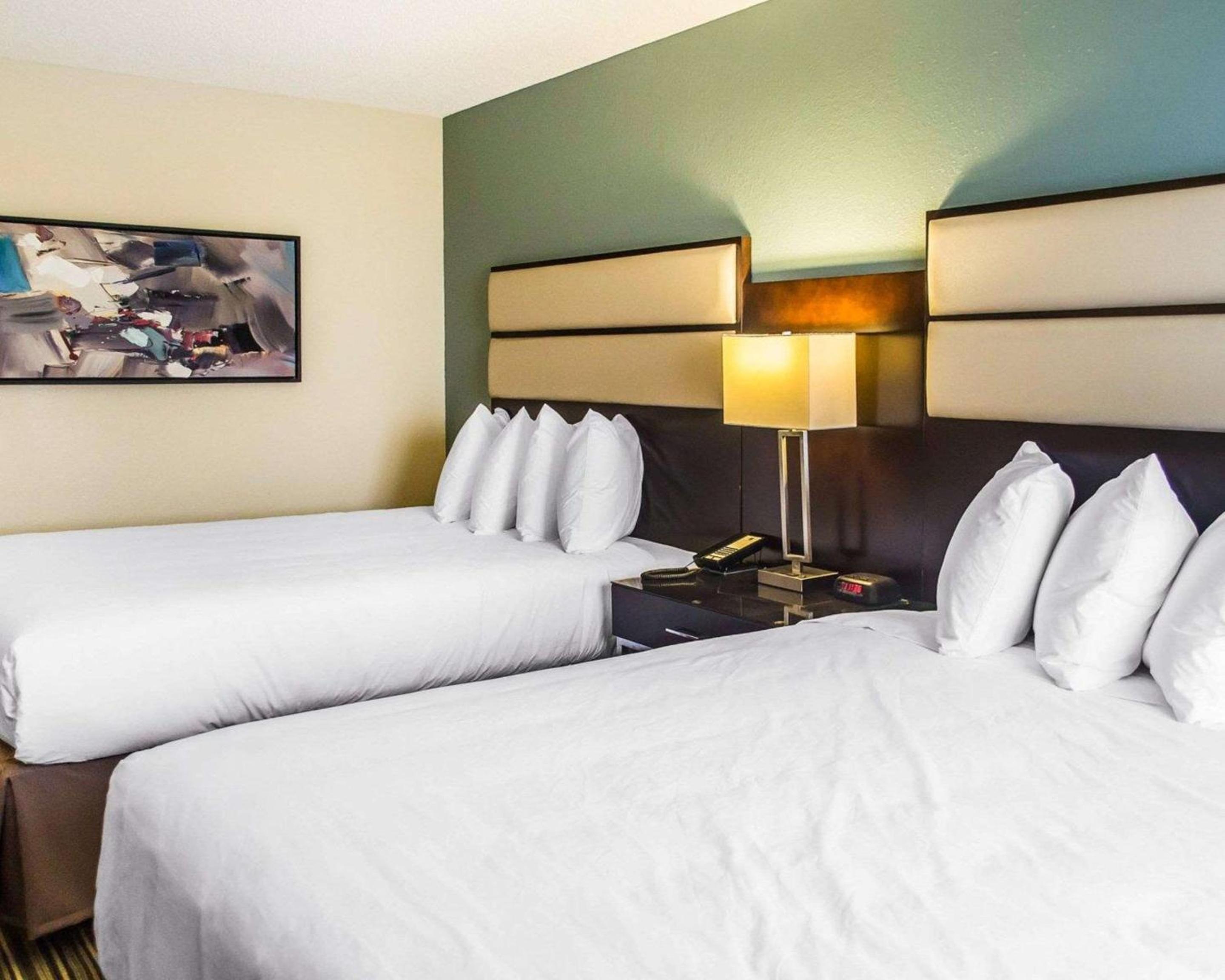 Queen Room with Two Queen Beds - Smoking - Photo 2