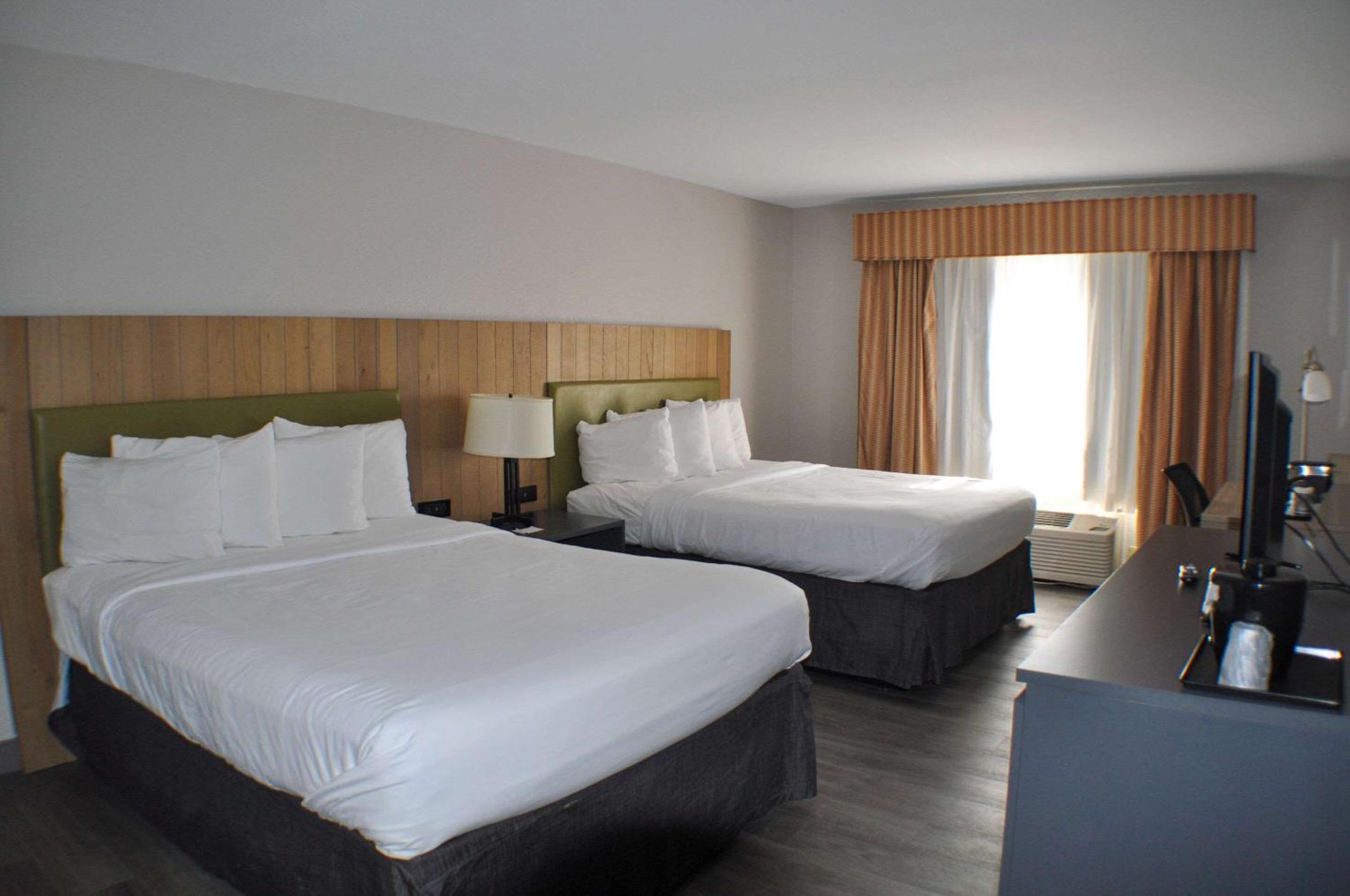 Queen Room with Two Queen Beds - Non-Smoking - Photo 3