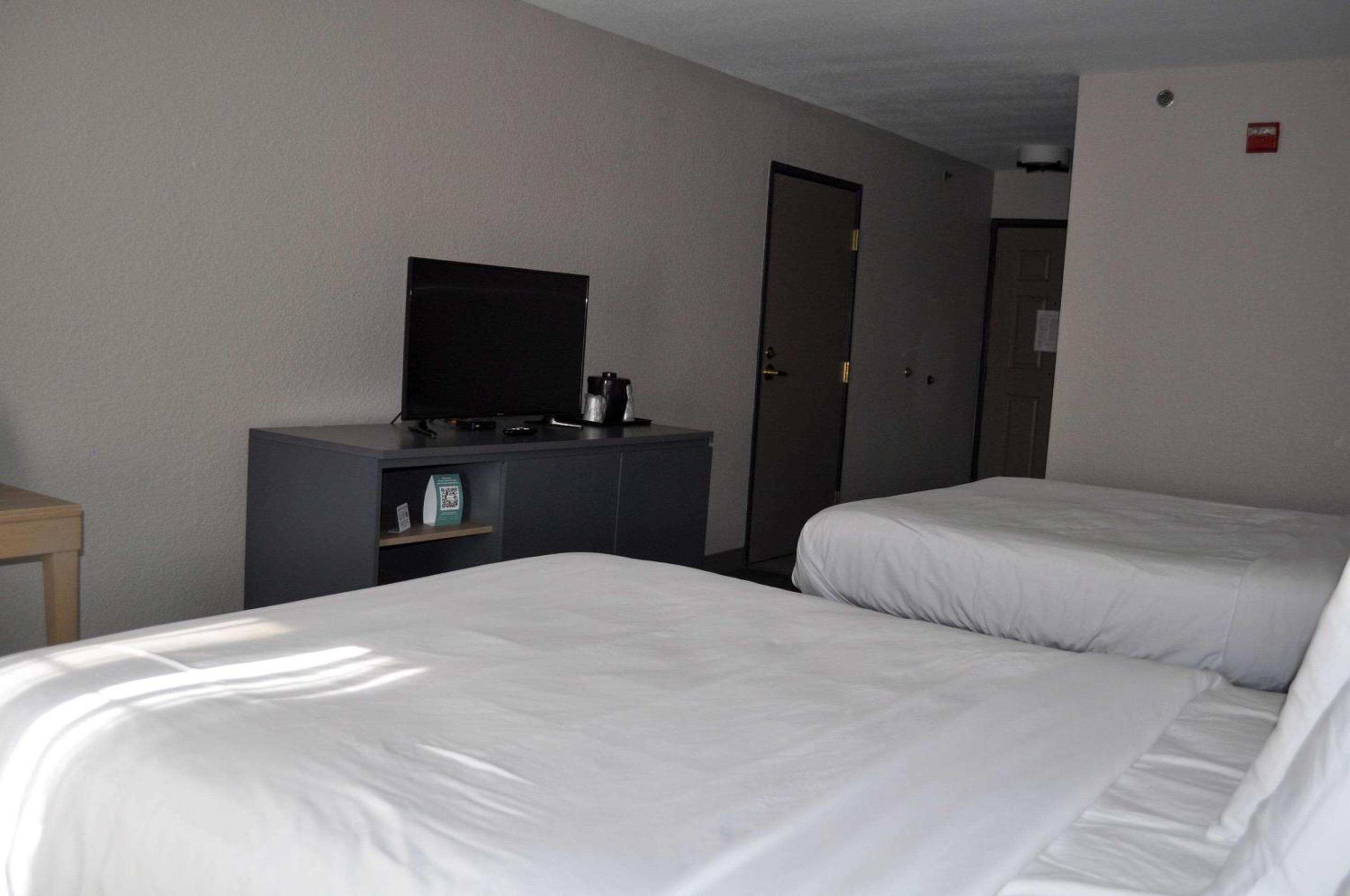 Queen Room with Two Queen Beds - Non-Smoking - Photo 4