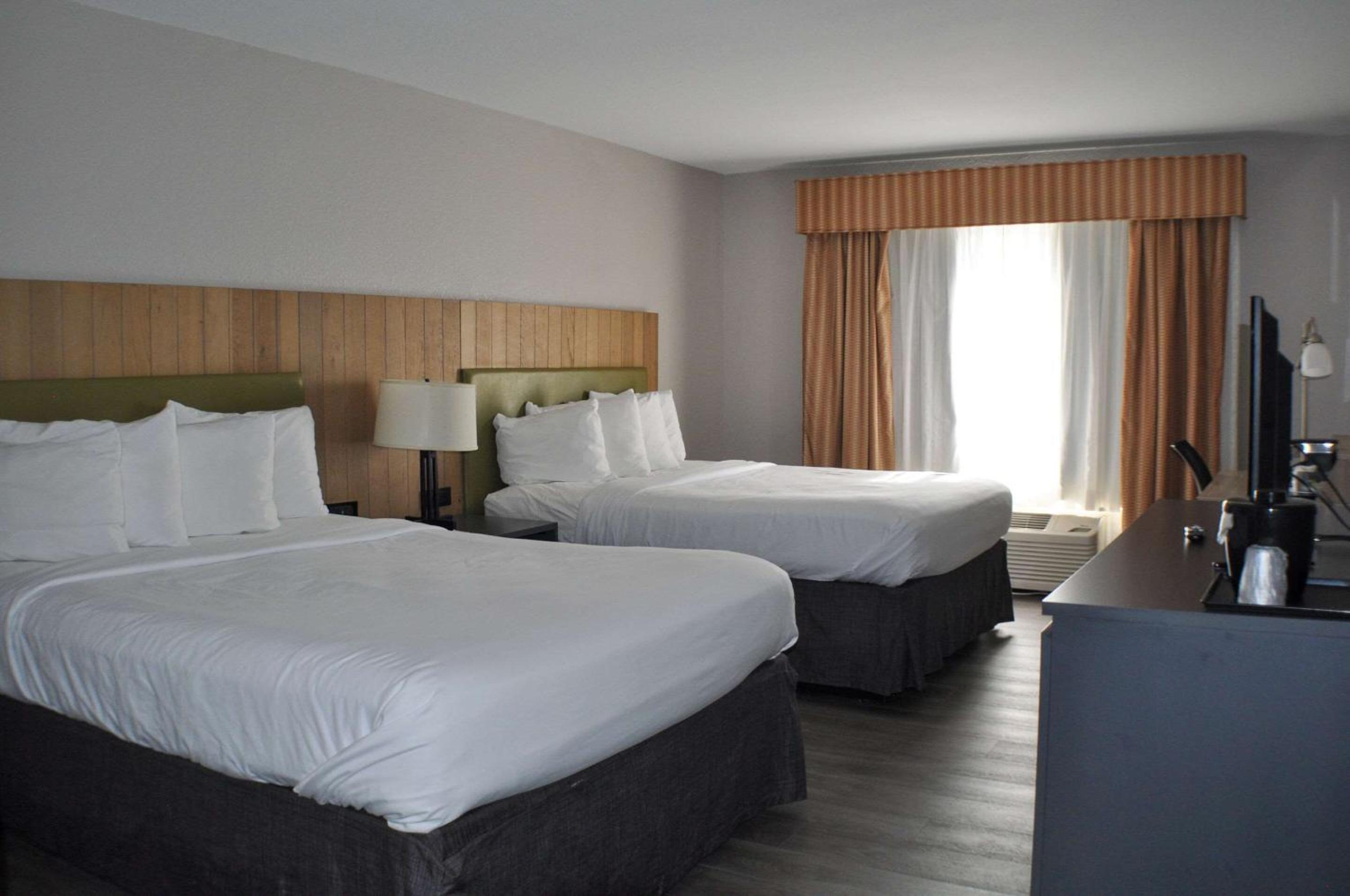 Queen Room with Two Queen Beds - Disability Access/Non-Smoking - Photo 5