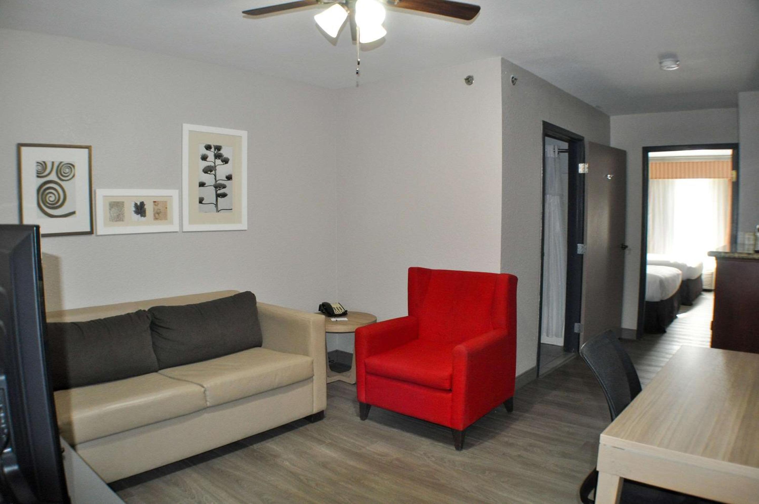 One-Bedroom Suite with Two Queen Beds - Non-Smoking - Photo 4