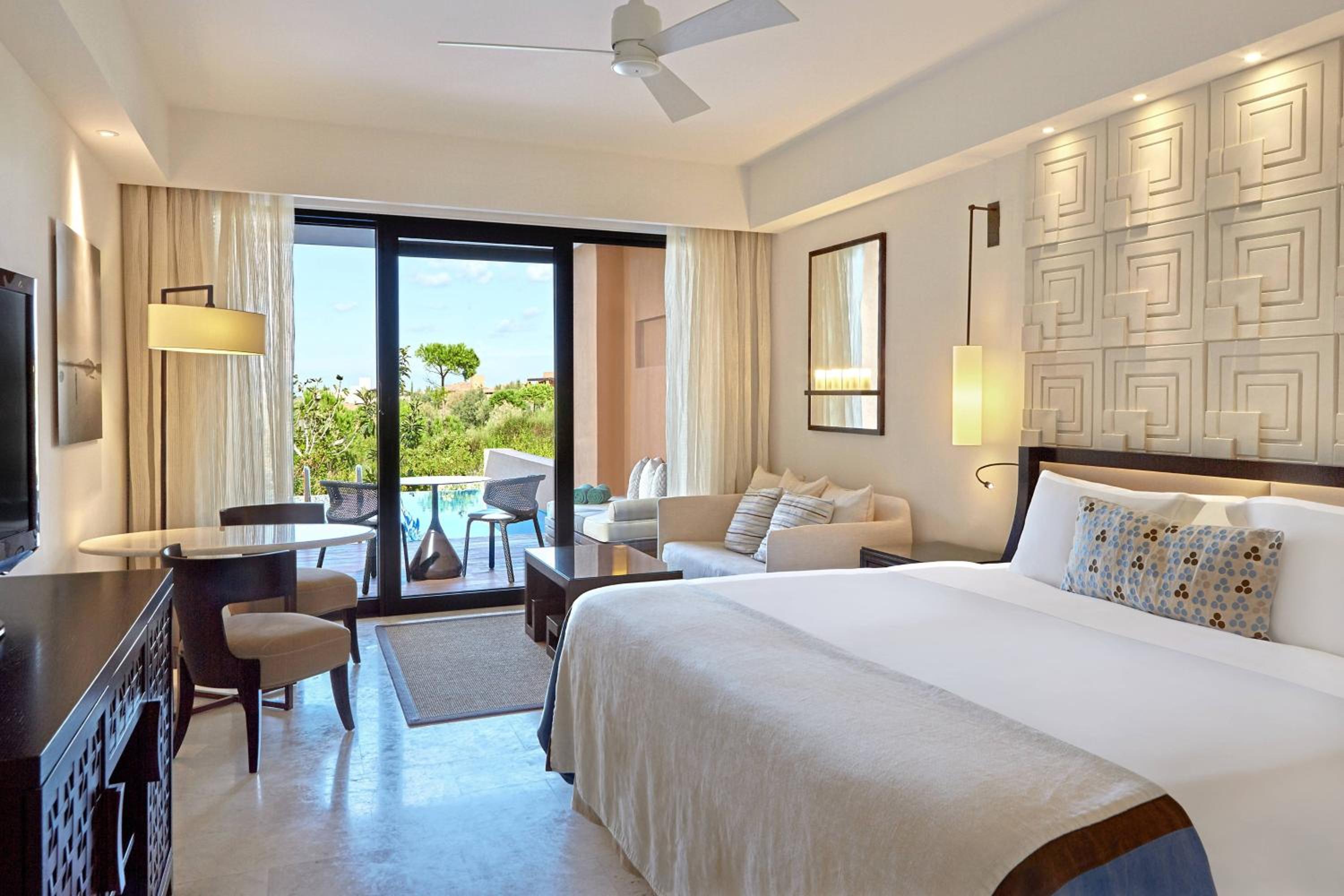 Infinity Room Garden View, Guest room, 1 King, Pool access - Photo 1