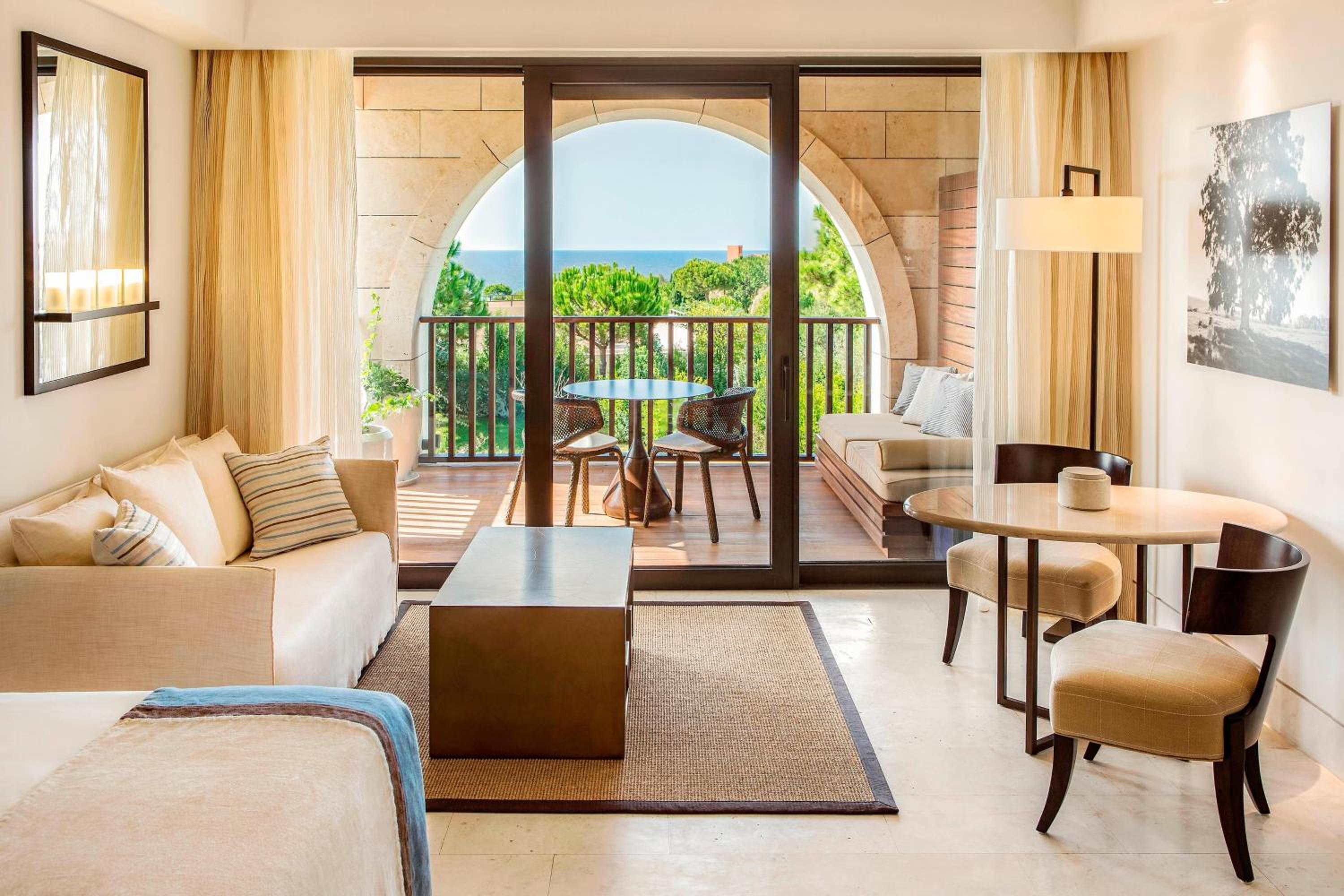 Deluxe Partial Sea View, Guest room, 1 King, Balcony - Photo 1