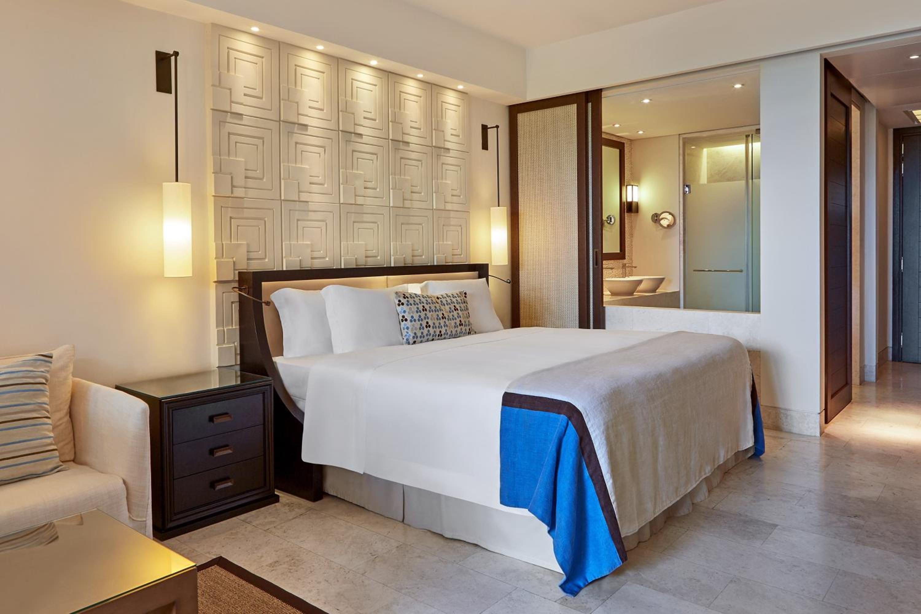 Deluxe Partial Sea View, Guest room, 1 King, Balcony - Photo 4