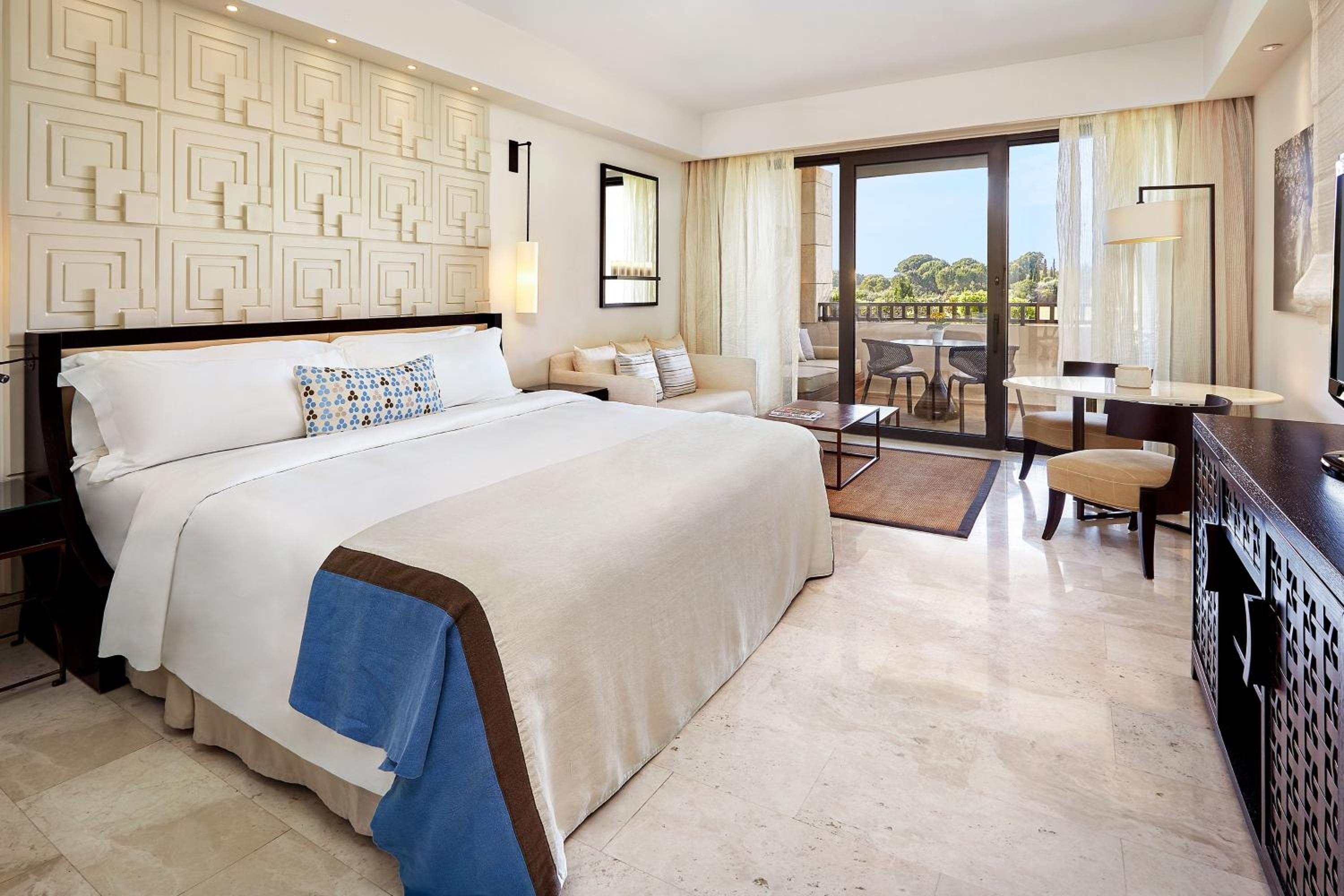 Deluxe Partial Sea View, Guest room, 1 King, Balcony - Photo 2