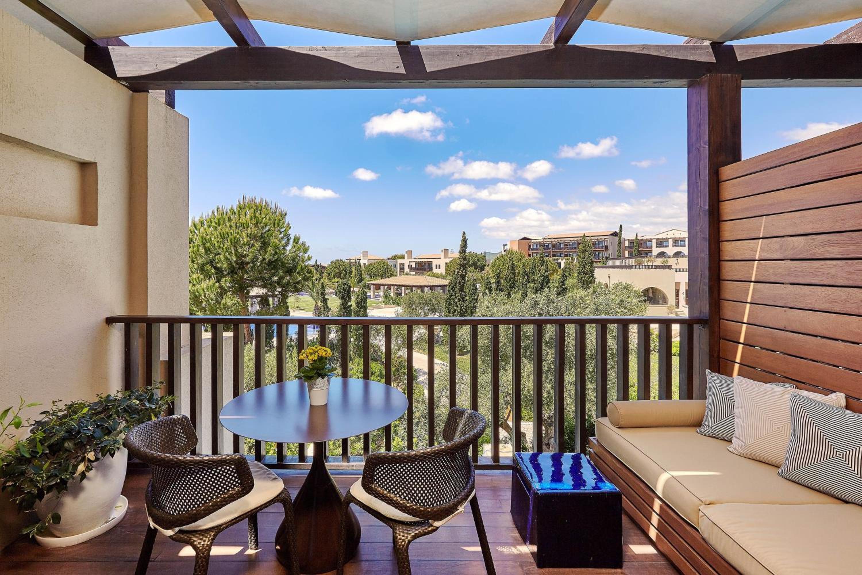 Deluxe Garden View, Guest room, 1 King, Balcony - Photo 2