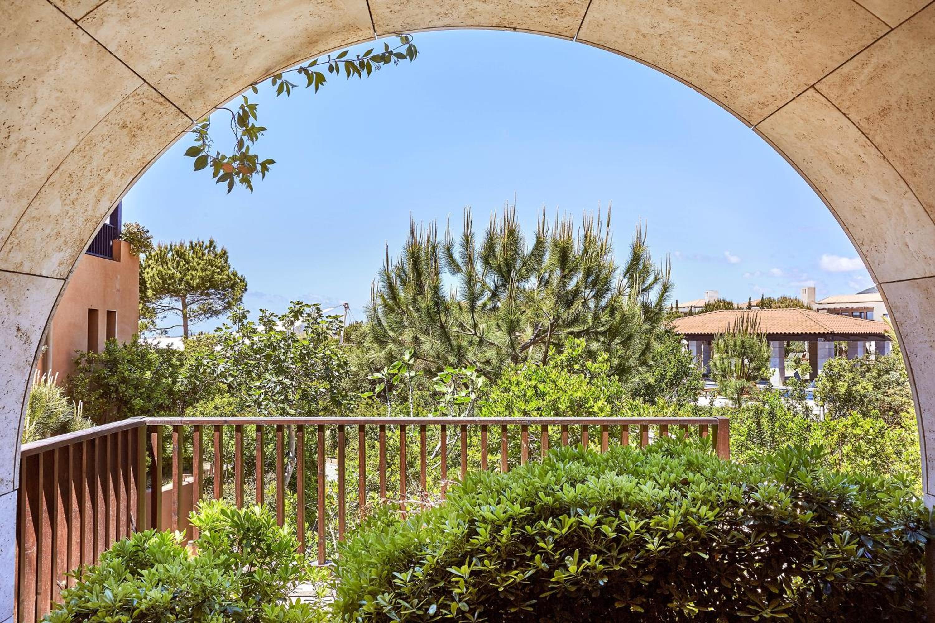 Deluxe Garden View, Guest room, 1 King, Balcony - Photo 3
