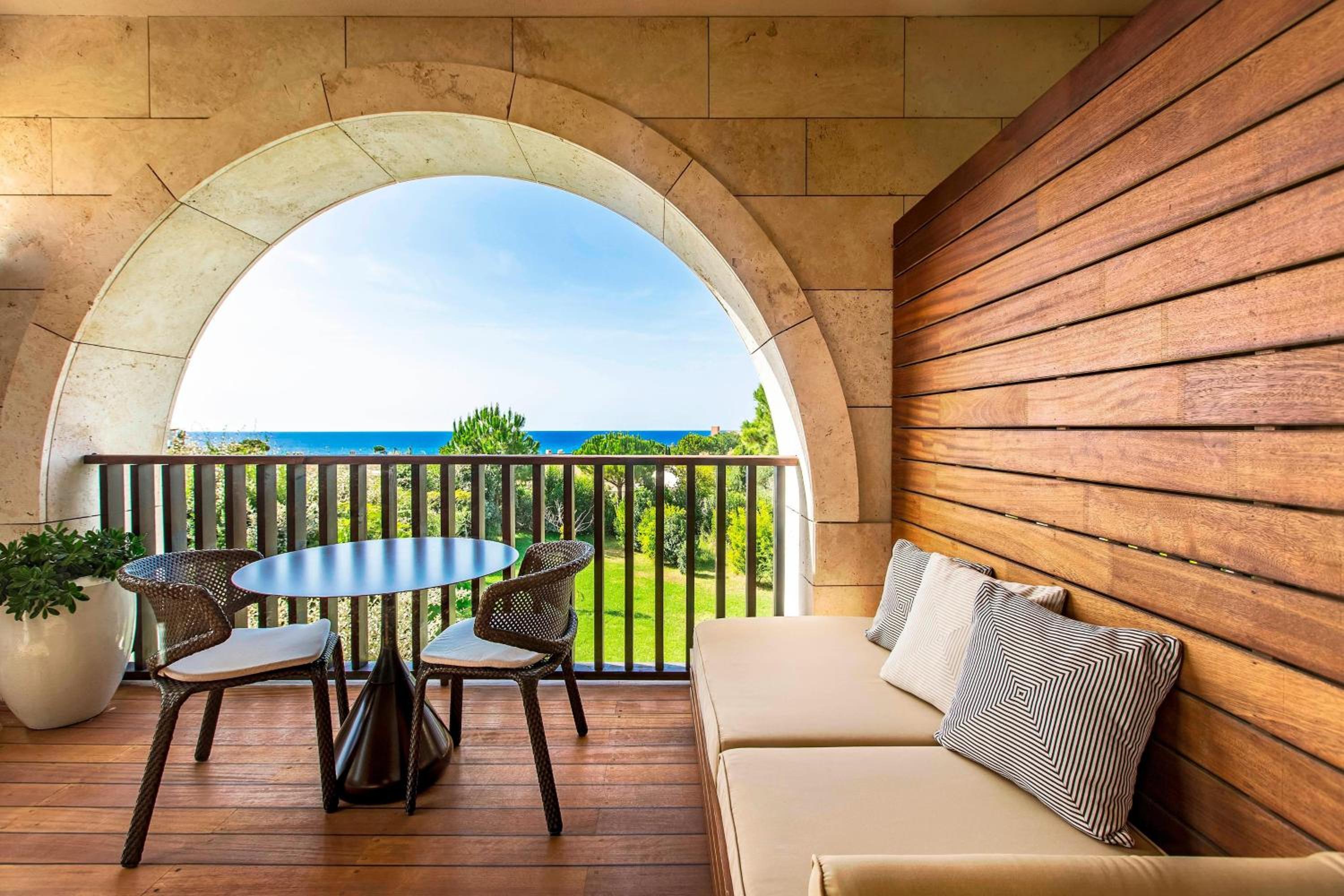 Deluxe Partial Sea View, Guest room, 1 King, Balcony - Photo 5