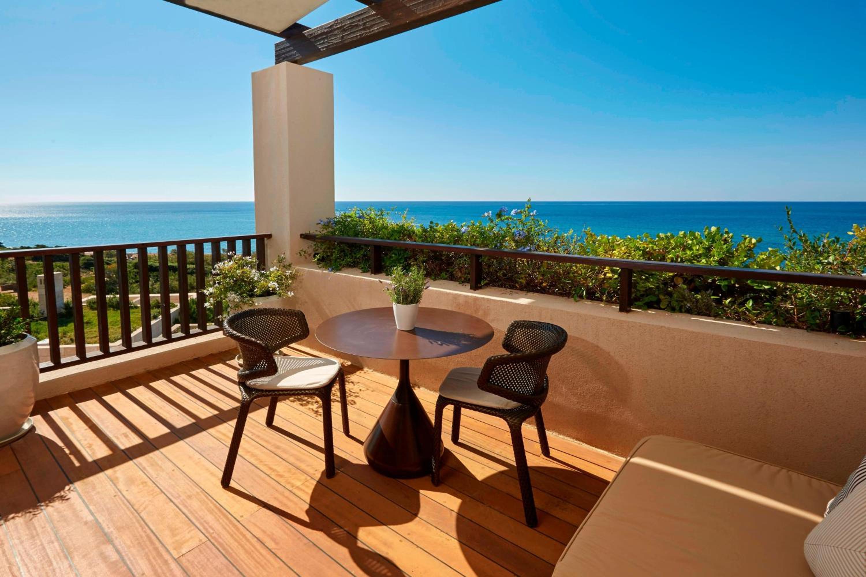 Premium Deluxe Sea View, Guest room, 1 King, Balcony - Photo 2