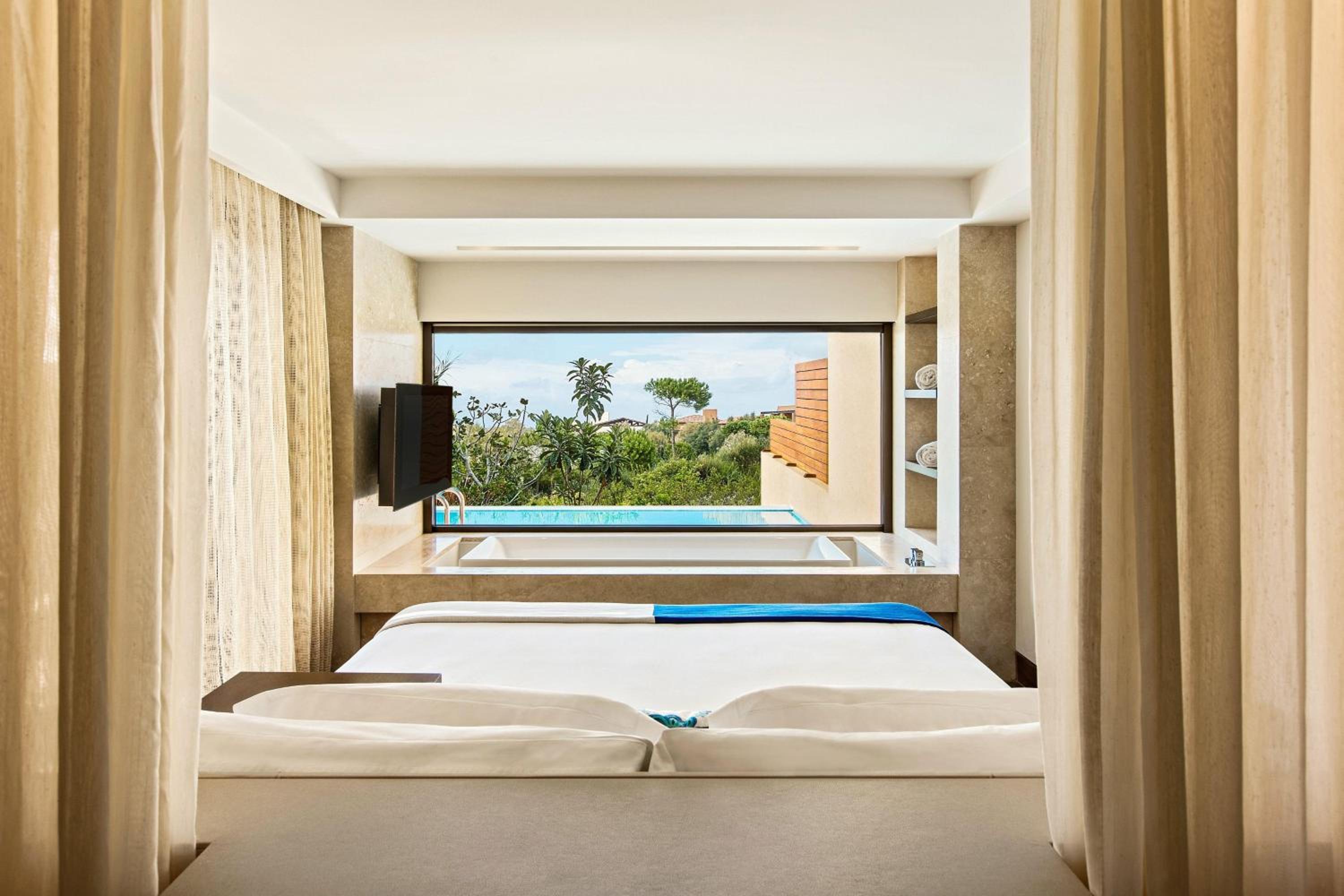 Grand Infinity Suite, 1 Bedroom Suite, 1 King, Garden view - Photo 1